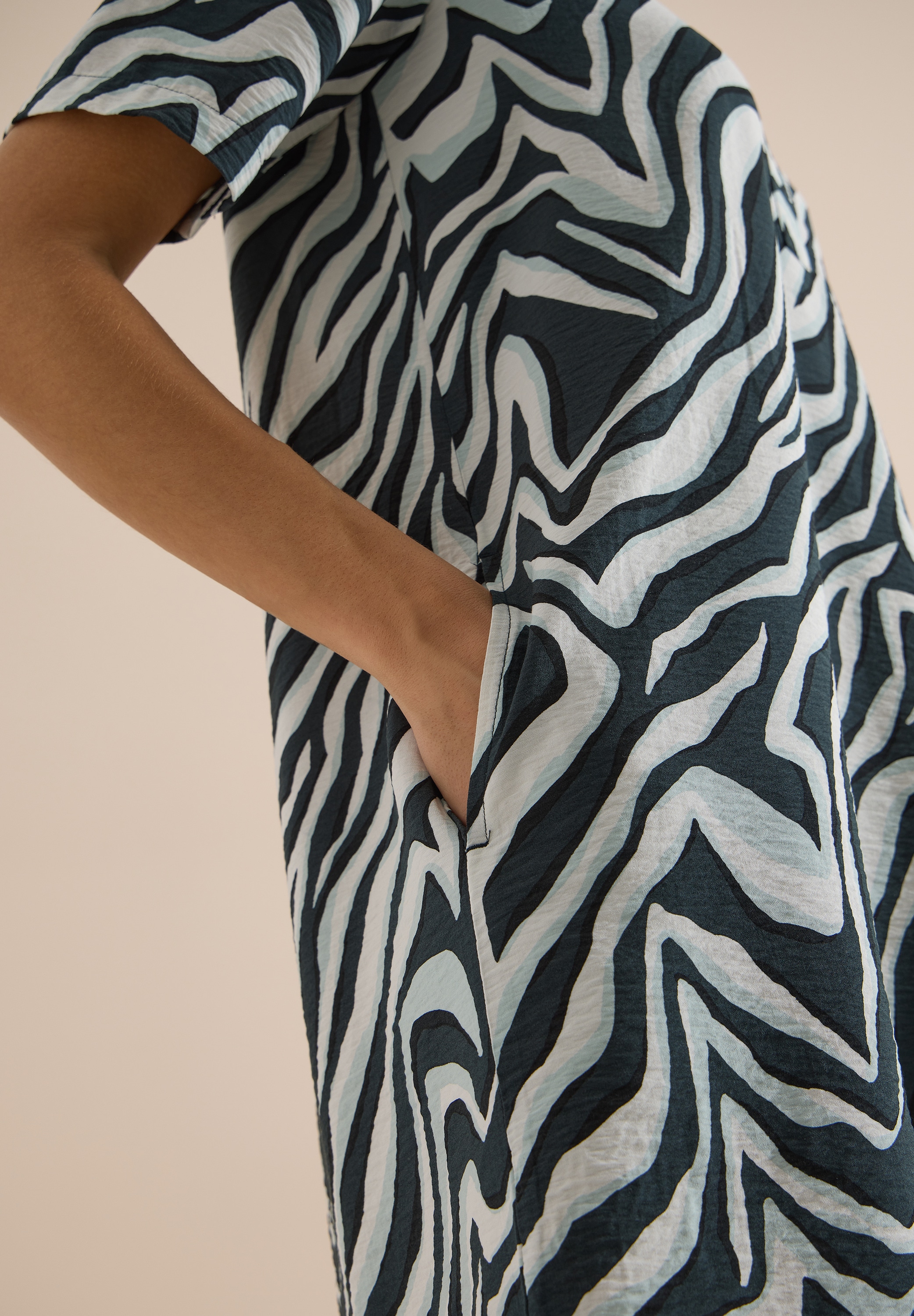 Cecil Sommerkleid Eingrifftaschen Split Neck, abstrahierter Zebraprint, Viskosemix, Sommerkleid