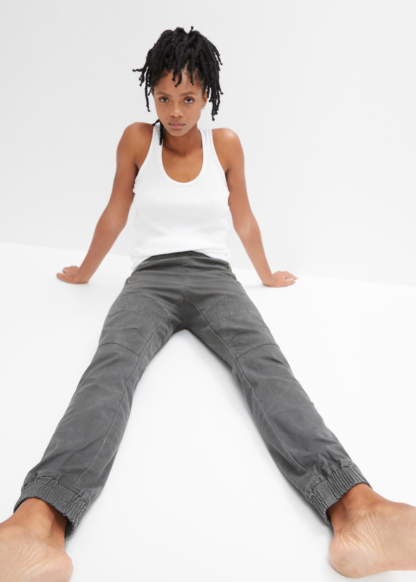 bonprix Stoffhose »Hose mit Biker-Details«  aus Baumwolle und Elasthan, Regular Fit, mit Reißverschlusstaschen