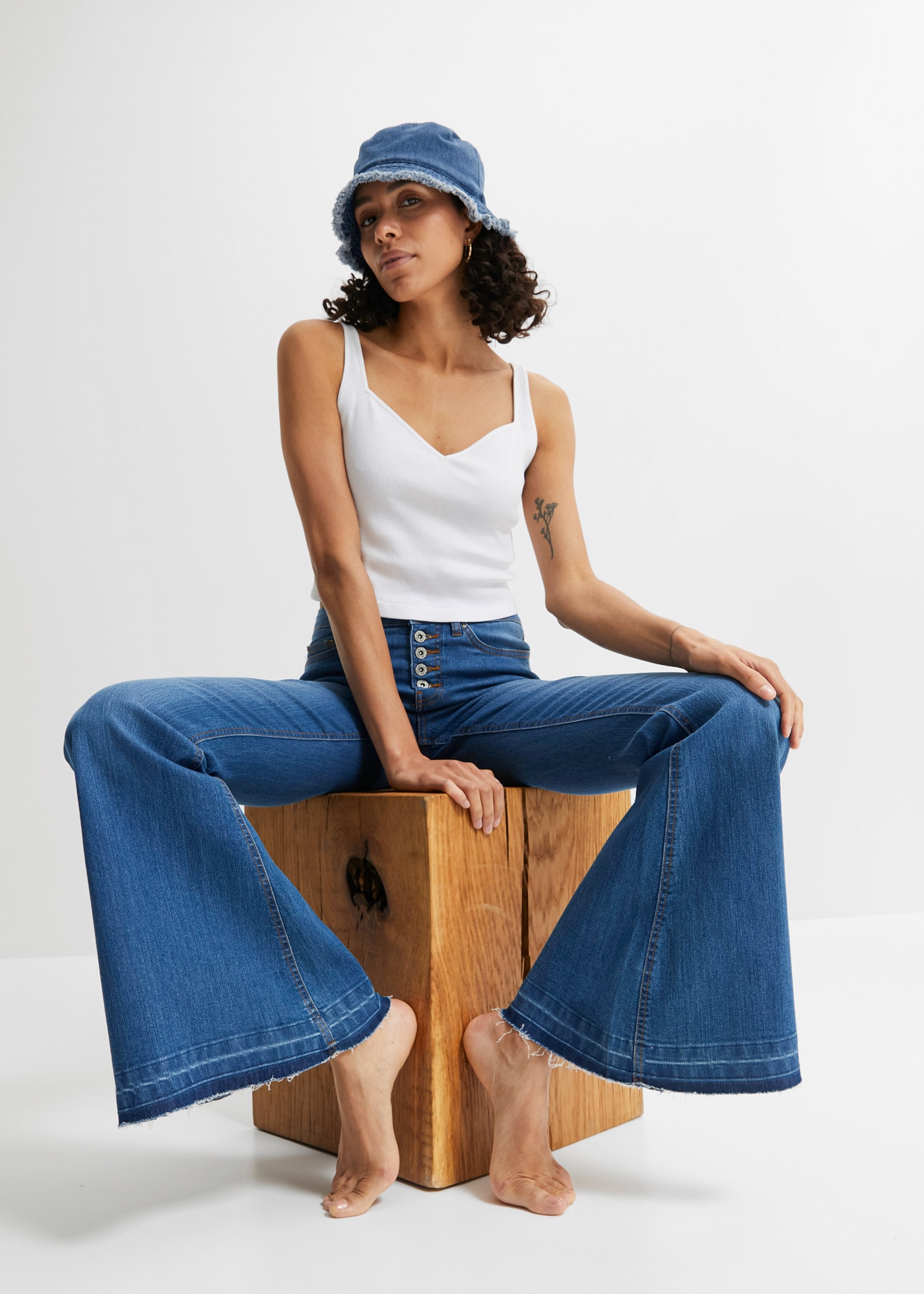 bonprix Schlagjeans Regular Fit, mit Elasthan-Anteil, mit offenem Saumabschluss