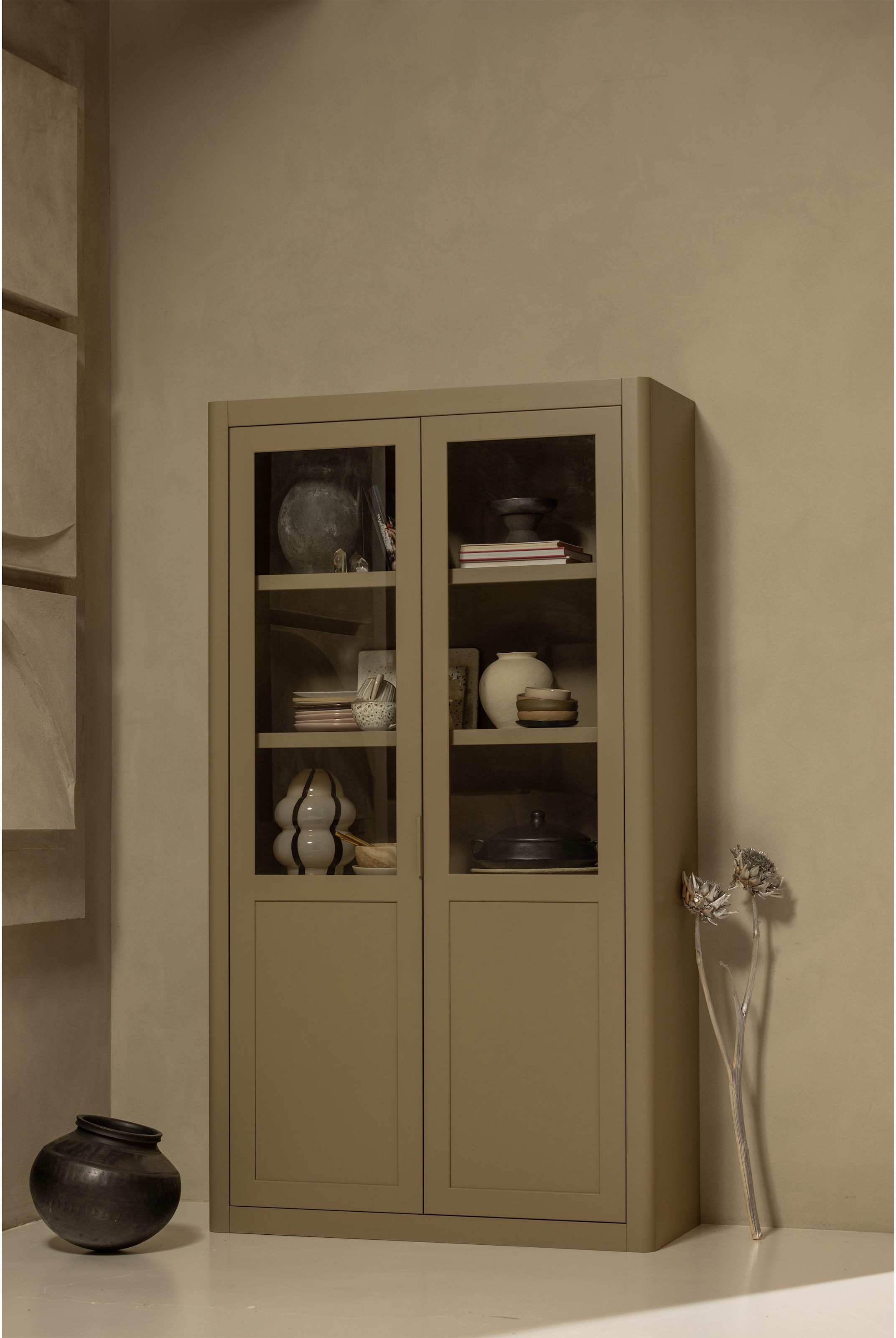 WOOOD Vitrine »GUNNAR« FSC®-zertifizierte Kiefer, bietet stilvolle Aufbewahrung auf 4 Böden