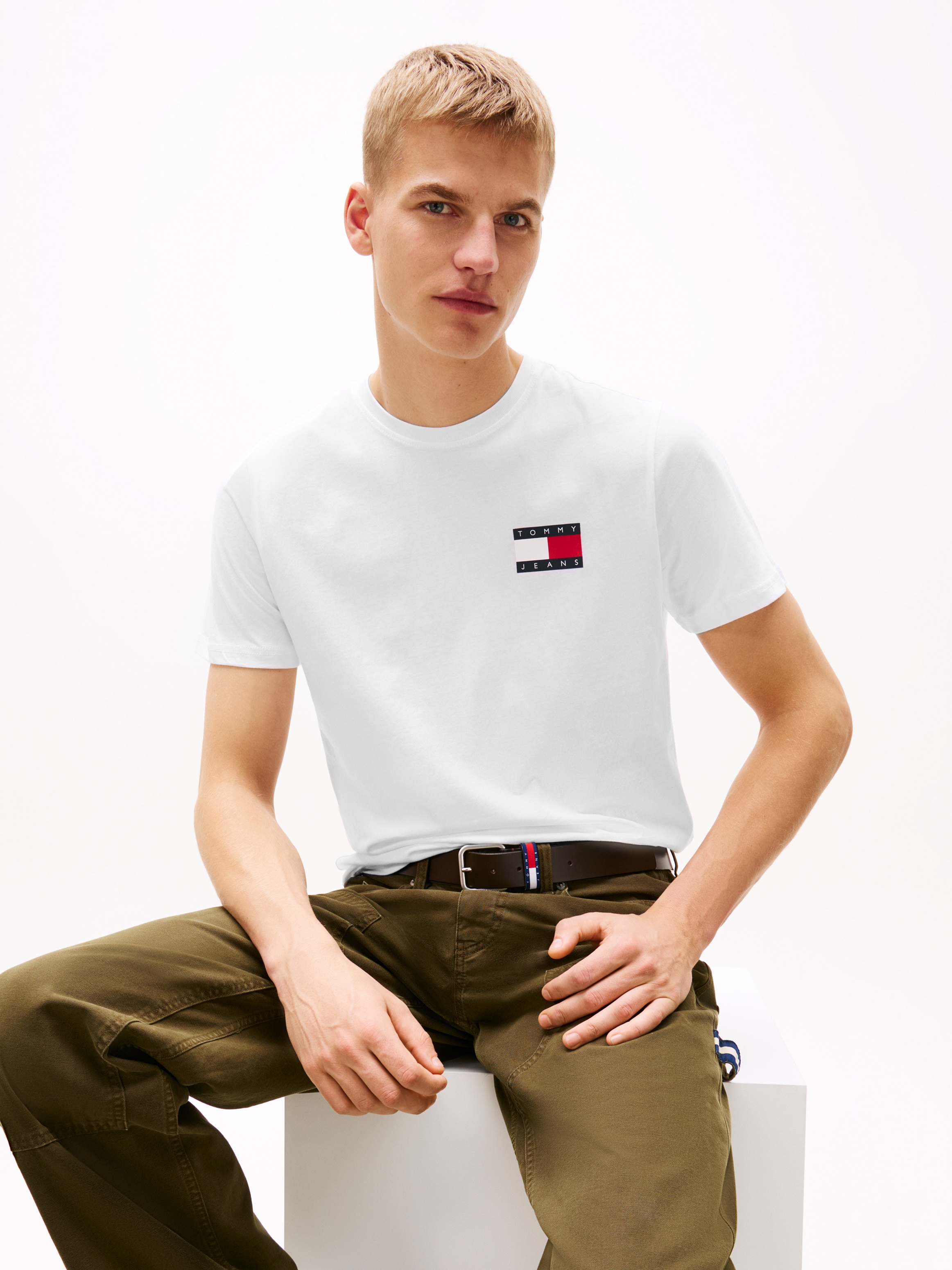 Tommy Jeans T-Shirt »TJM SLIM ESSENTIAL FLAG TEE EXT«, Mit Rundhalsausschnitt