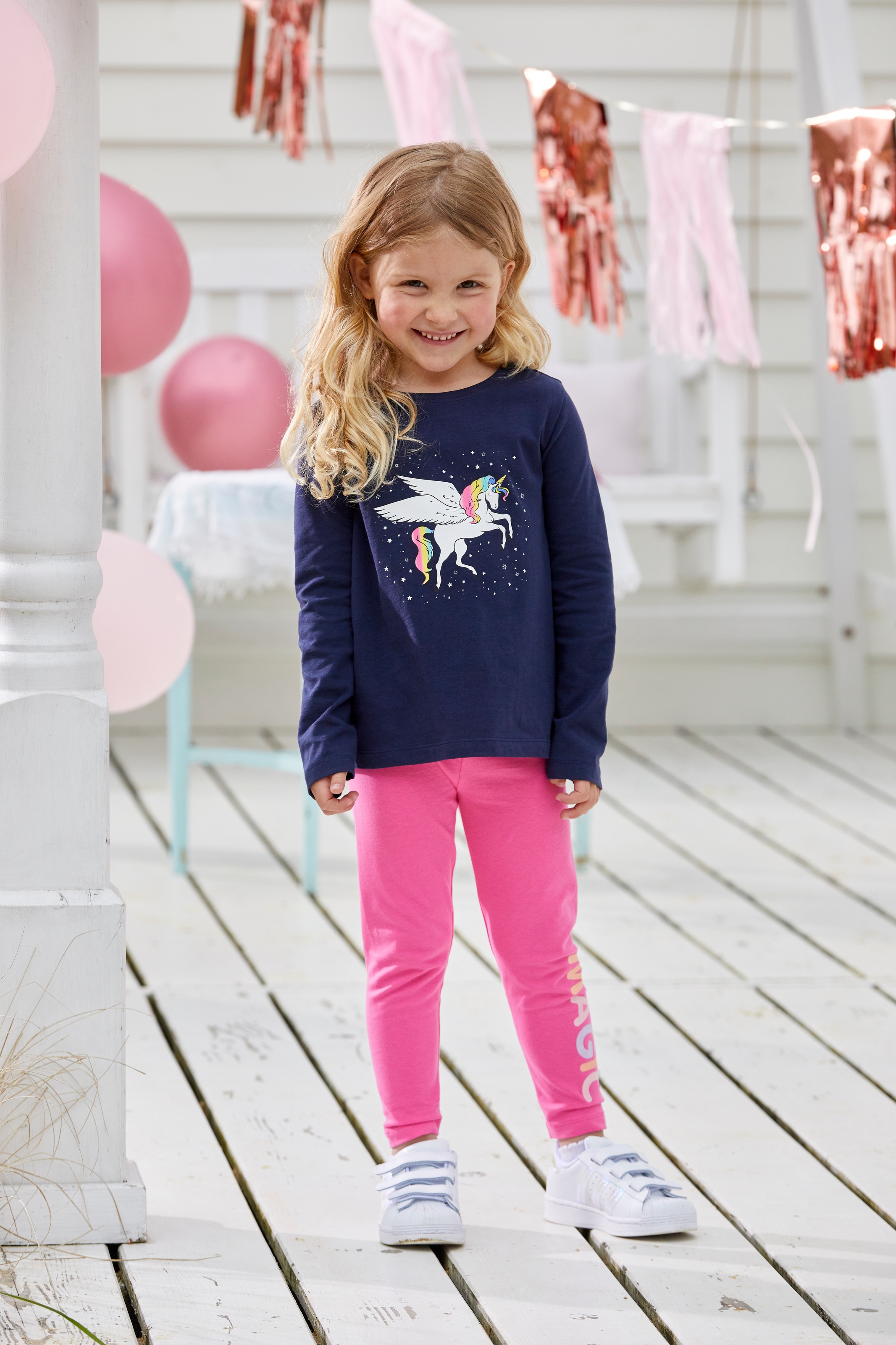 KIDSWORLD Langarmshirt »mit süßem Einhorn Druck« langärmlig,  hüftlange Passform,  stylischer Druck