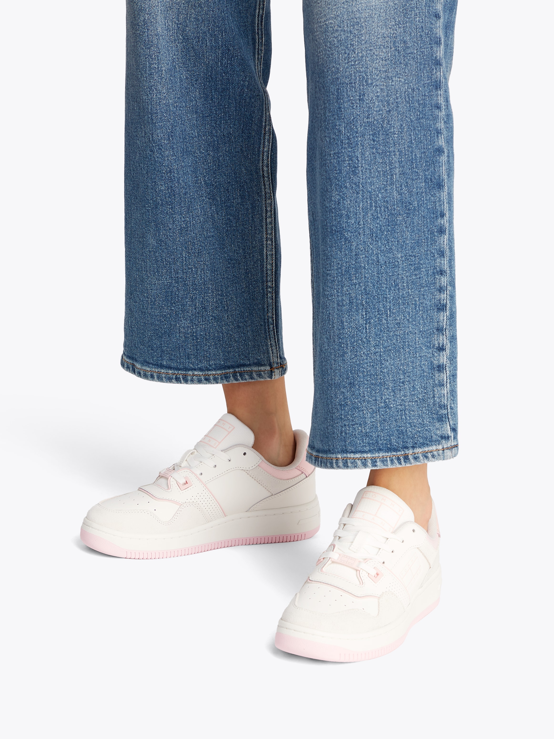 Tommy Jeans Plateausneaker »TJW RETRO BASKET WASHED SUEDE«, Freizeitschuh, Halbschuh, Schnürschuh im Basket Look