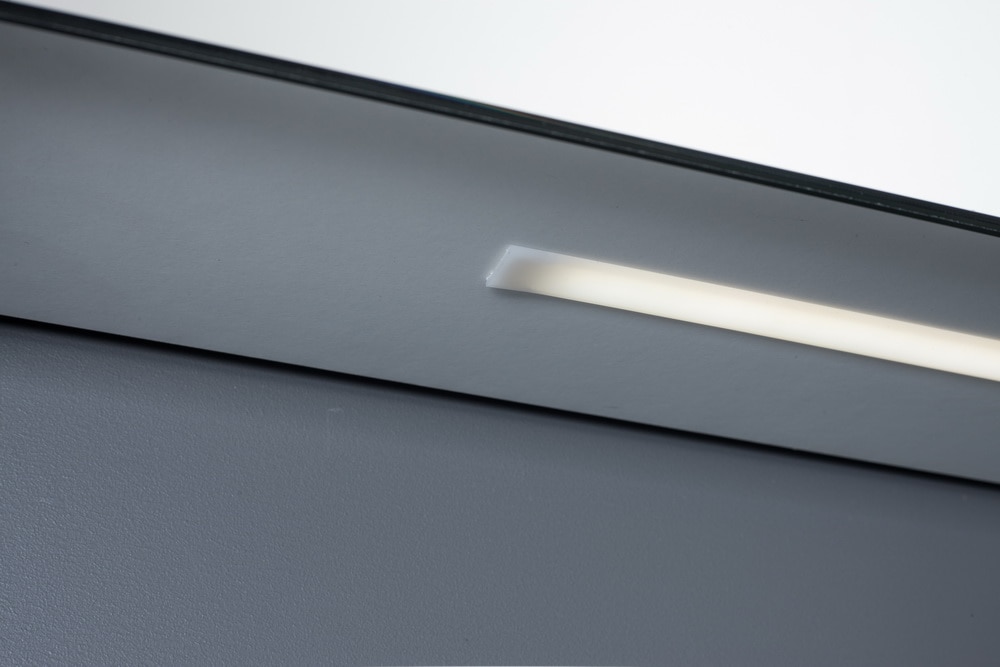 welltime Spiegelschrank »D-Line«, Badmöbel, 121,5 cm breit, doppelseitig verspiegelt, LED-Beleuchtung