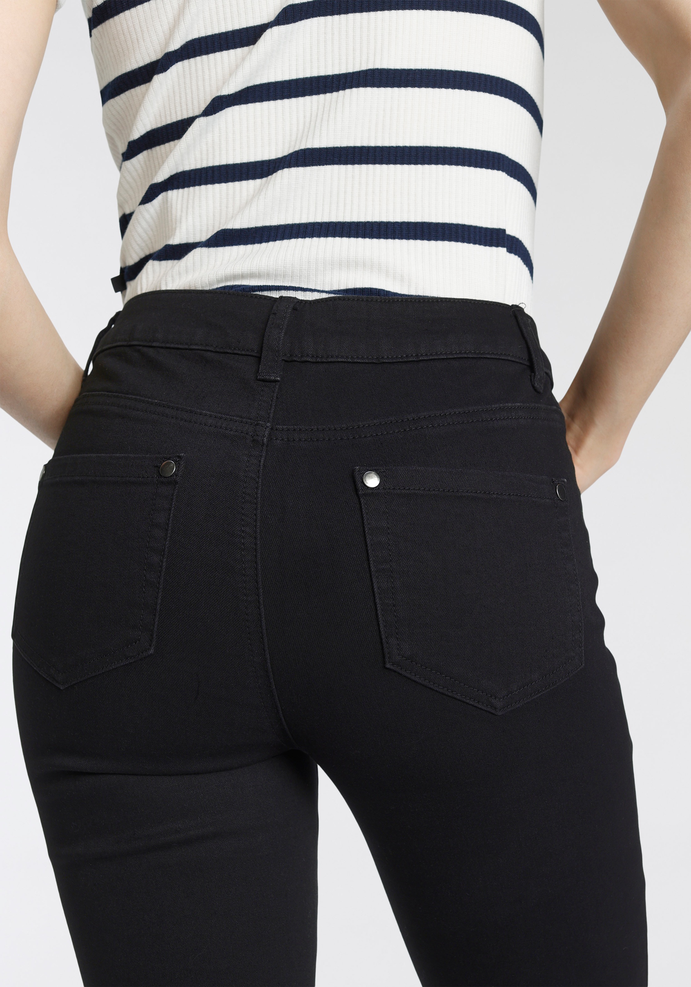 Ankle-Jeans, in Länge in bei knöchelfreier ausgestellter ♕ AJC Bootcut-Form
