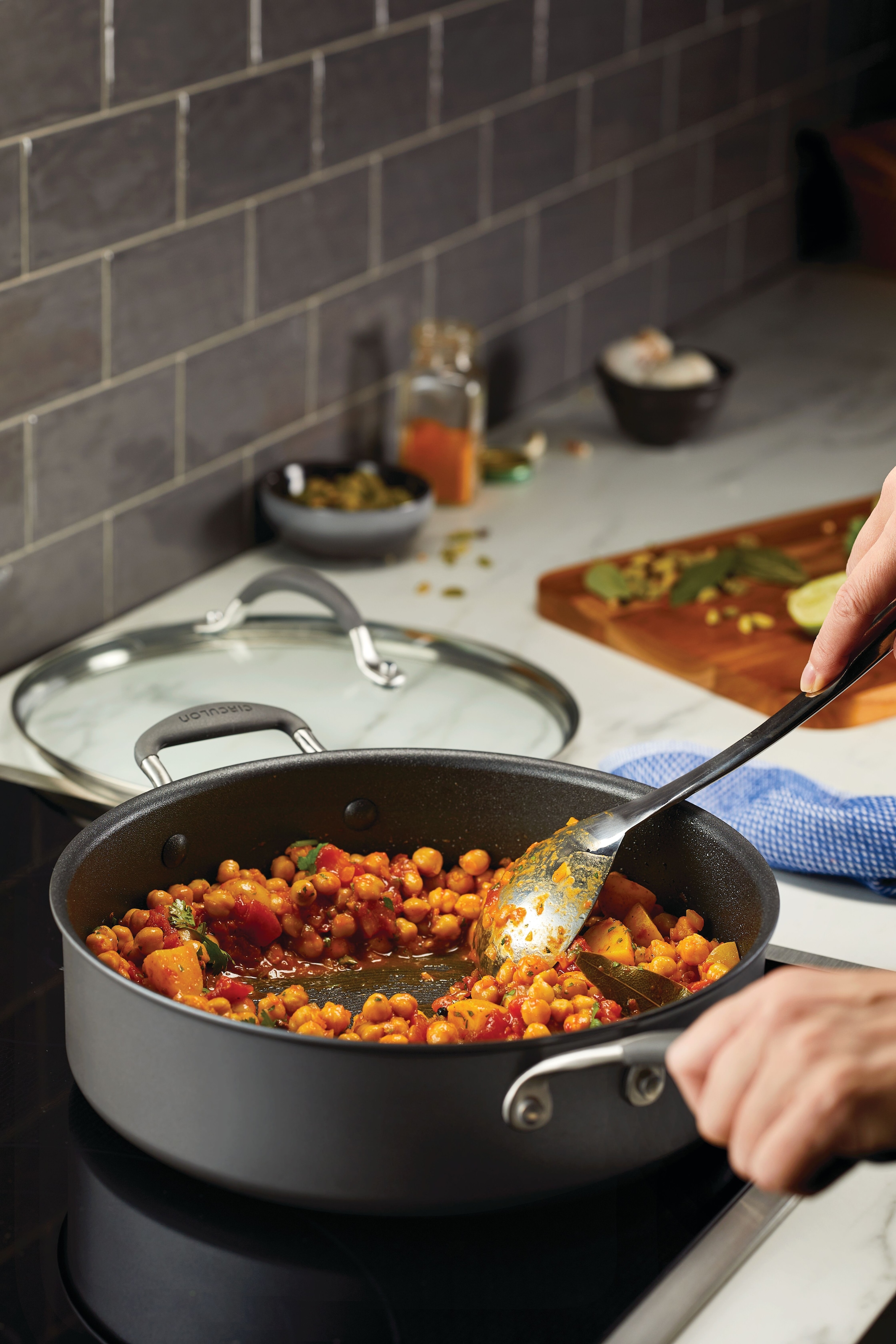 Circulon Schmorpfanne »Circulon A1 Schmorpfanne mit Gegengriff, 28 cm, 4,7 Liter« Edelstahl 1 Stk. tlg. dreilagig beschichtet, kratzfest, spülmaschinenfest