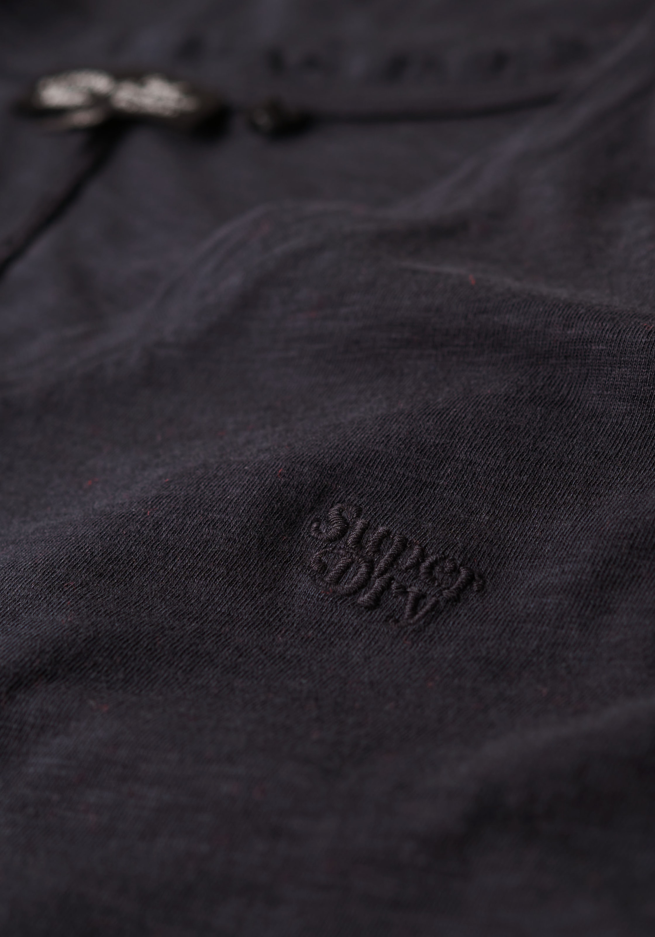 Superdry V-Shirt »STUDIOS SLUB EMB VEE TEE«, strukturiertes T-Shirt mit V-Ausschnitt und Stickerei
