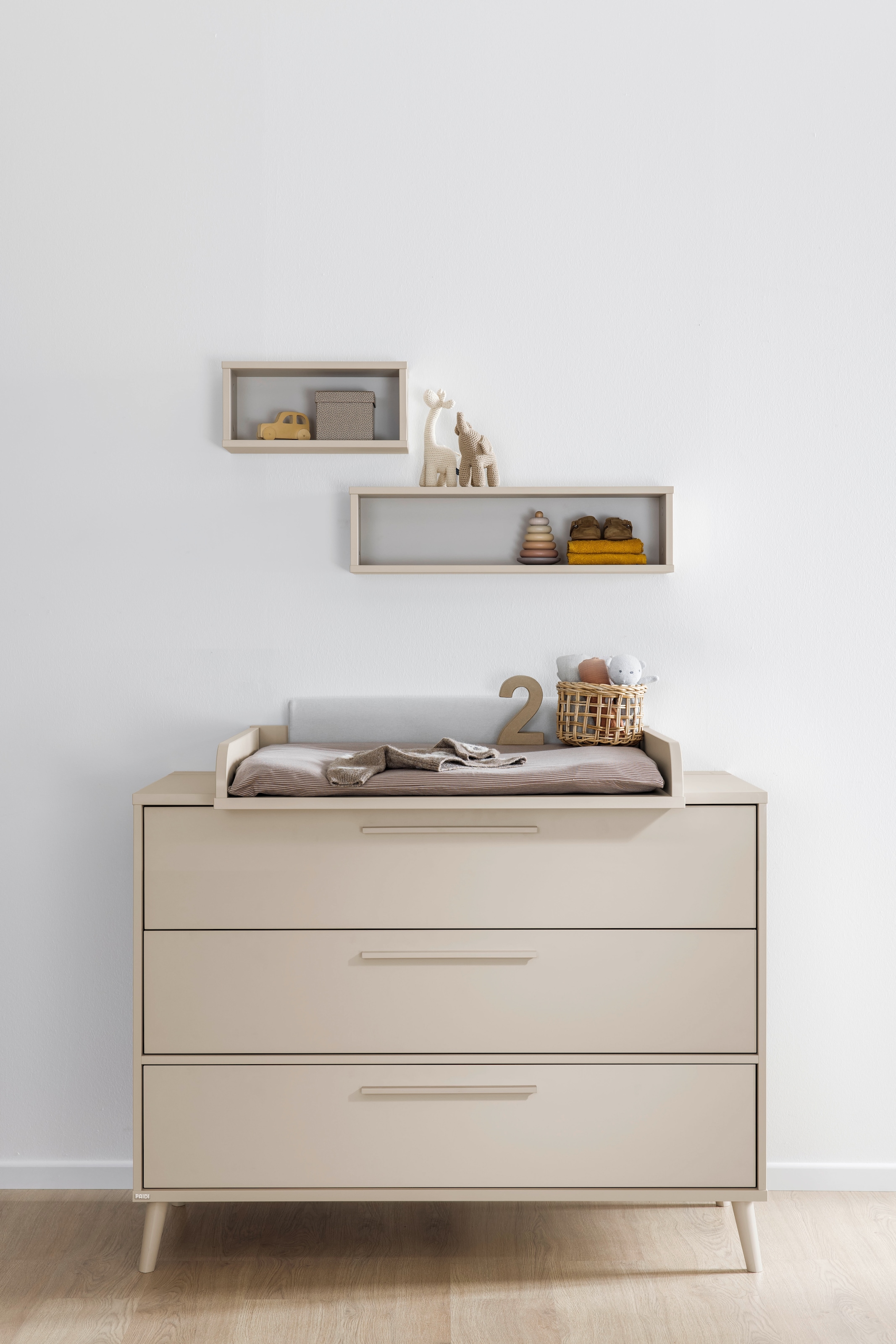 PAIDI Babymöbel-Set »LITTLE FLO, 4-teiliges Kinderzimmer in Beige, hochwertiges Komplettset« Spar-Set, 120x200cm Bodenbett, Kleiderschrank 3-türig, Wickelkommode & Aufsatz, 4 tlg. Jugendzimmer, Soft-Close, mitwachsendes Bett - 3-fach umbaubar