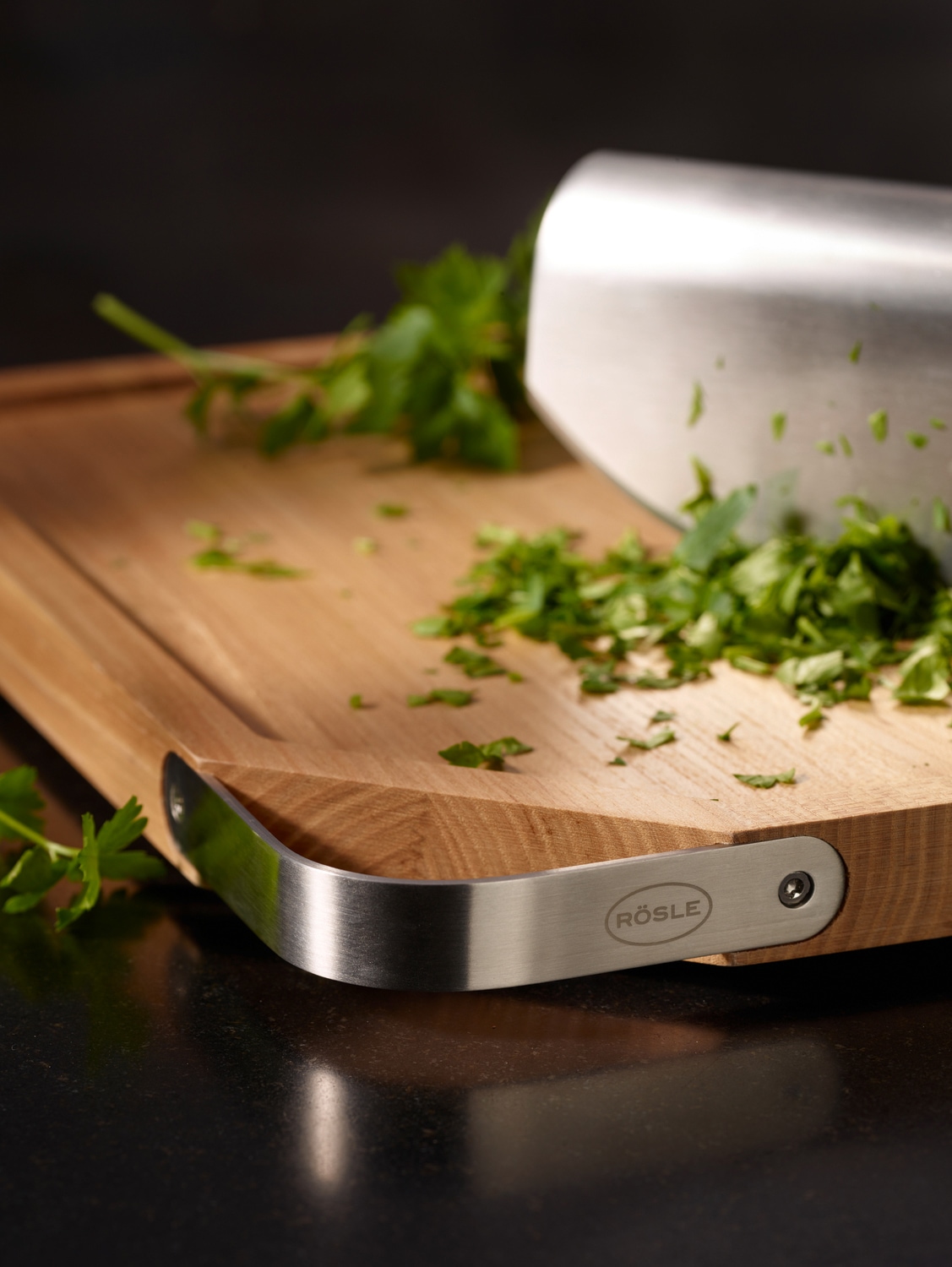 RÖSLE Schneidebrett mit Edelstahlgriff, für die Küche oder als Servierbrett, aus Ulmenholz