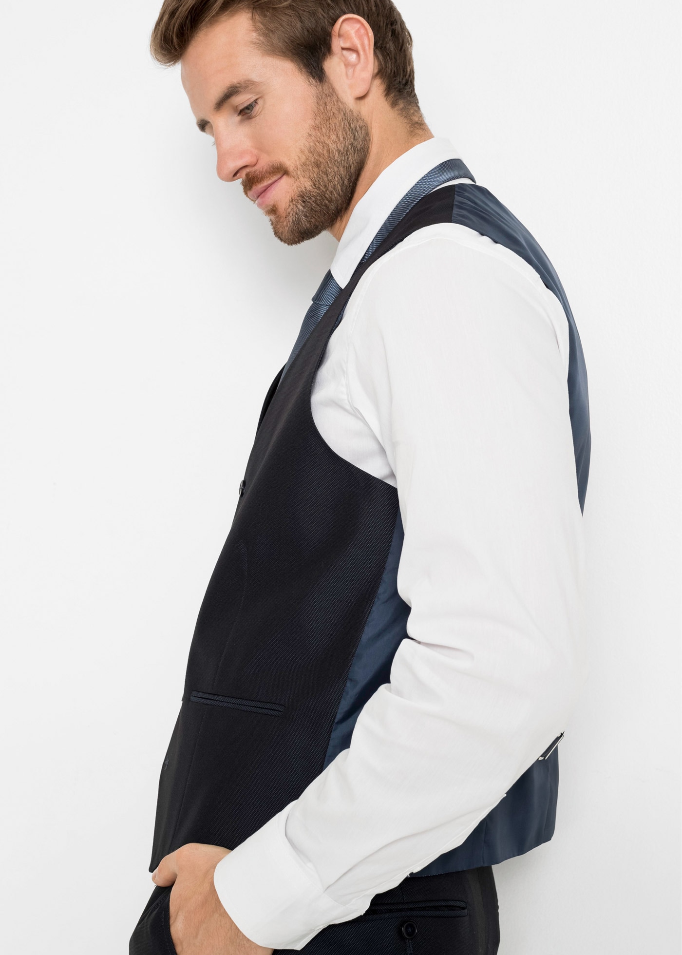 bonprix Anzug Set, 4 tlg. regular fit bestehend aus Sakko mit Reverse, Weste, Flatfront-Hose und Krawatte
