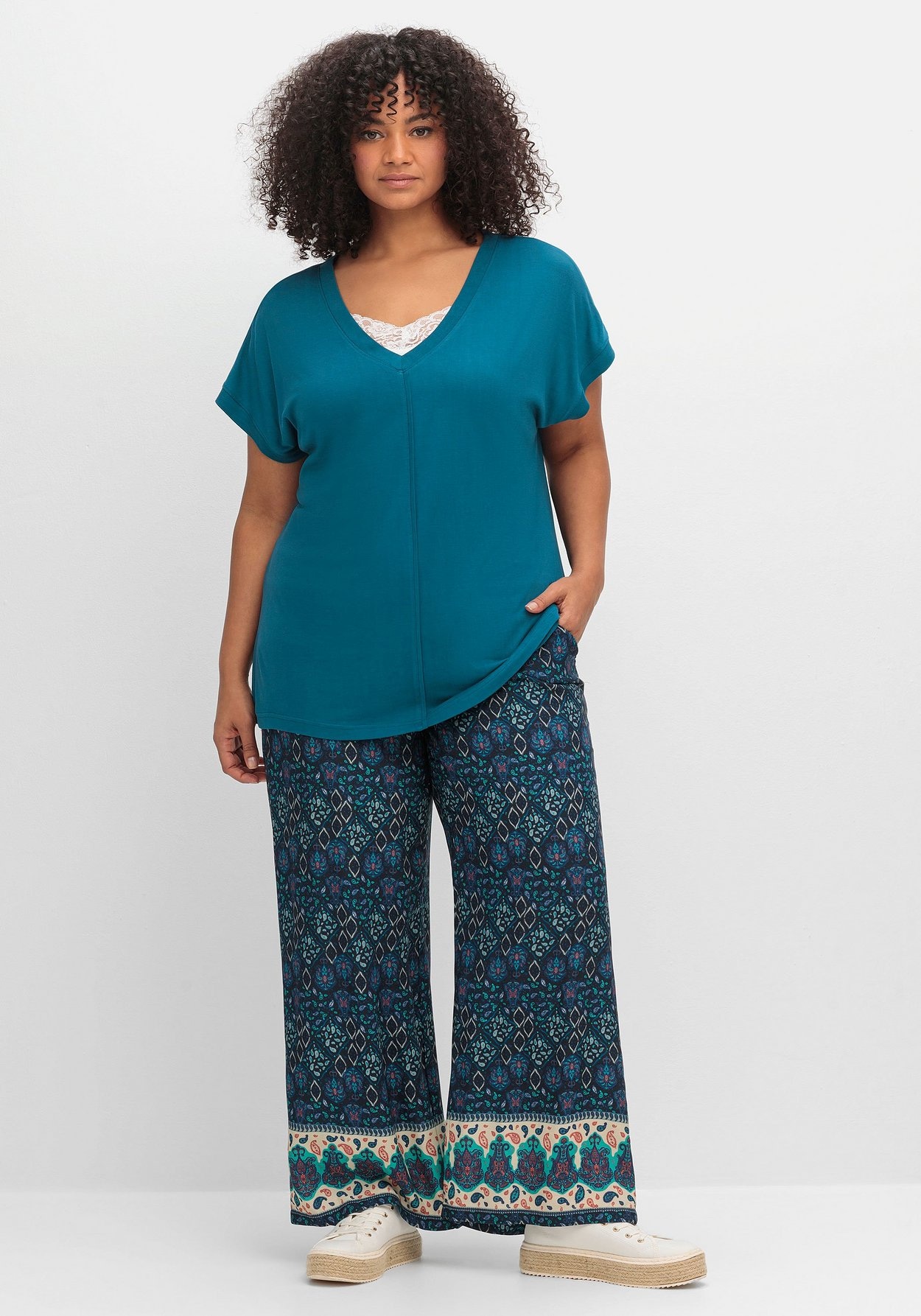 Sheego T-Shirt »Shirt mit V-Ausschnitt und Zierpaspel vorn«