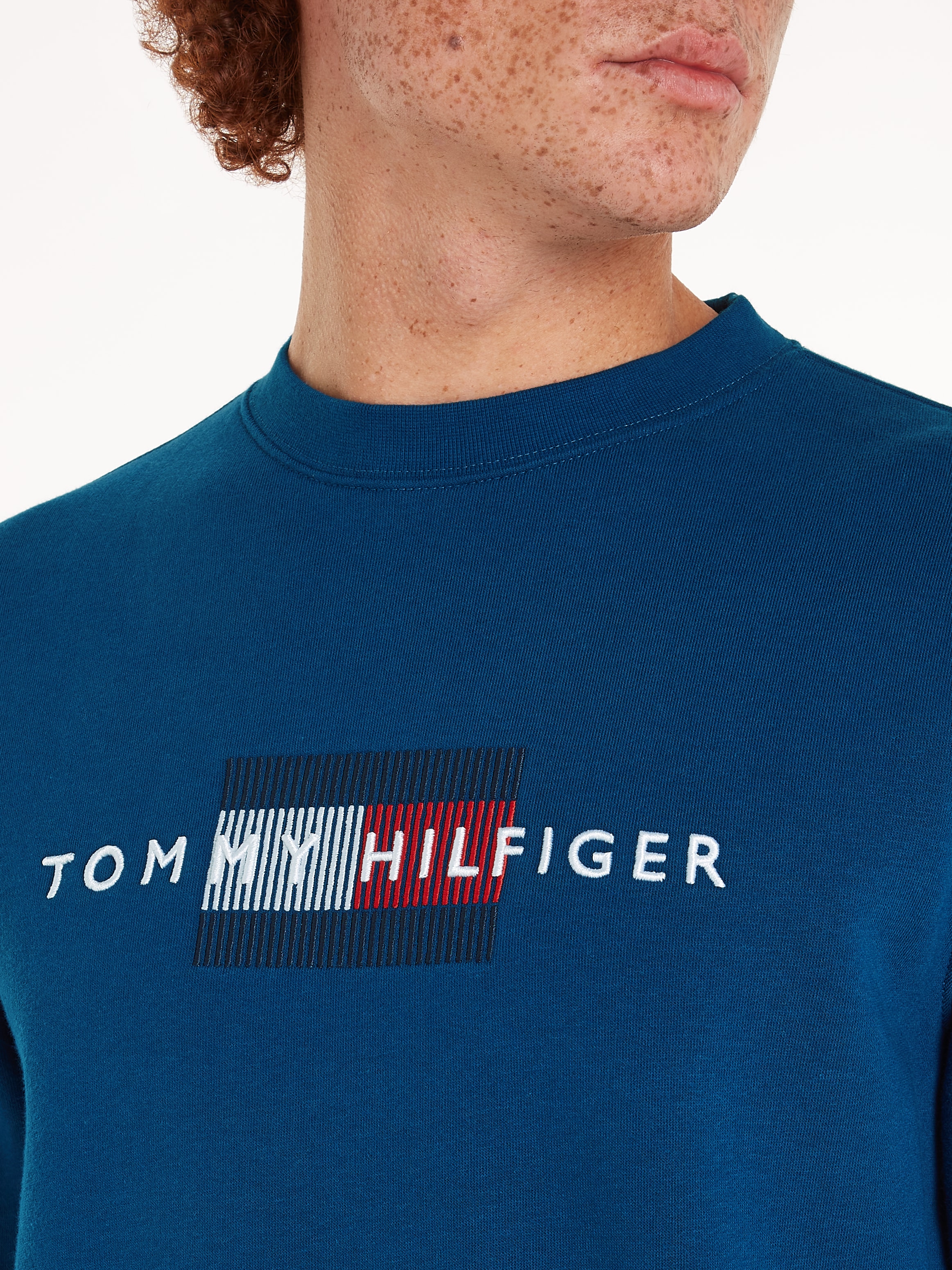 Tommy Hilfiger Sweatshirt »HILFIGER FLAG EMBRO SWEATSHIRT«, mehrfarbige Stickerei auf der Brust