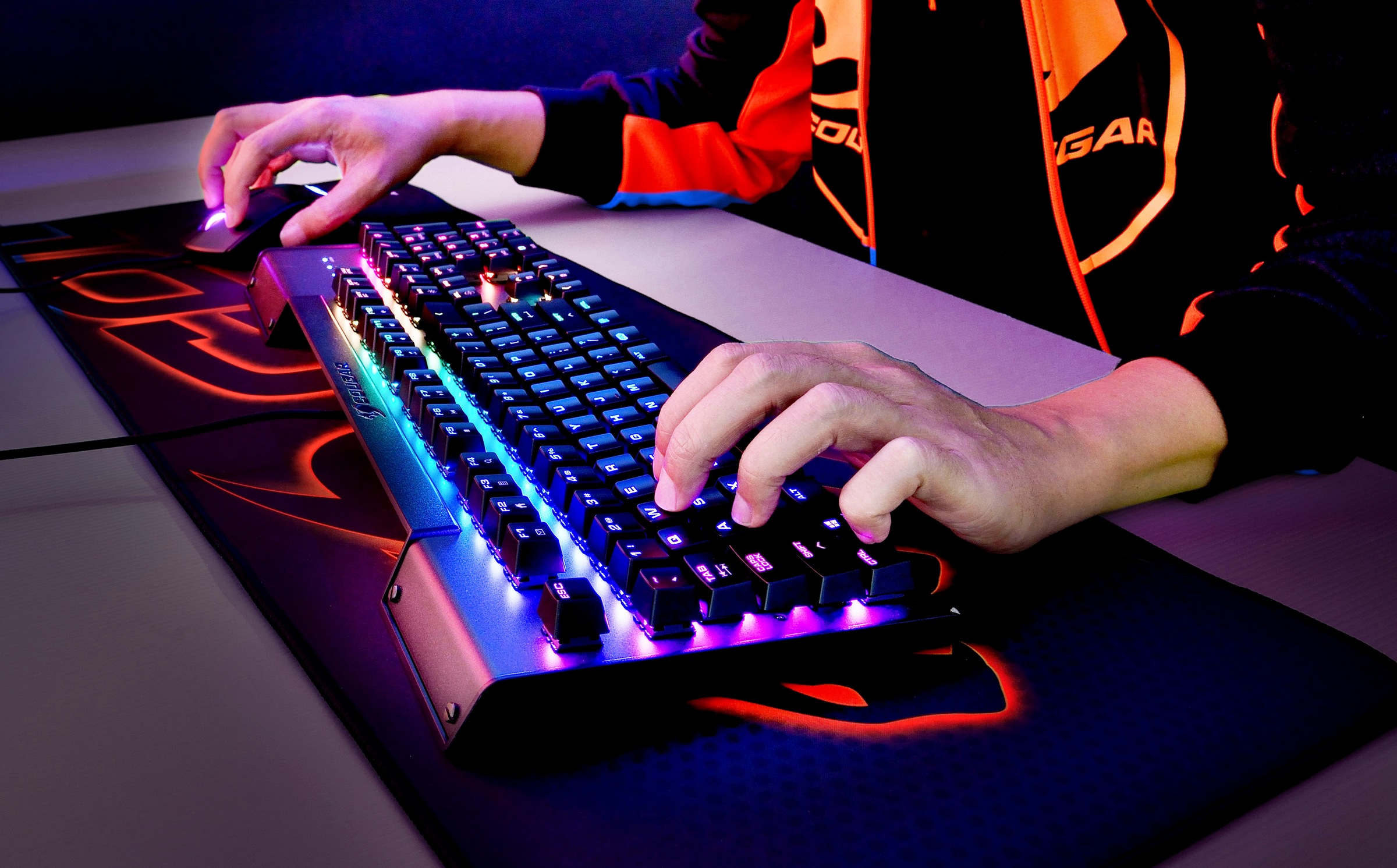 Cougar Gaming-Tastatur »ULTIMUS RGB Mechanisch«, (Easy-Switch-Fn-Tasten-Lautstärkeregler-Makrotasten-Multimedia-Tasten-Profil-Speicher-USB-Anschluss-Windows-Sperrtaste-Ziffernblock), CHERRY RGB MX-Tasten