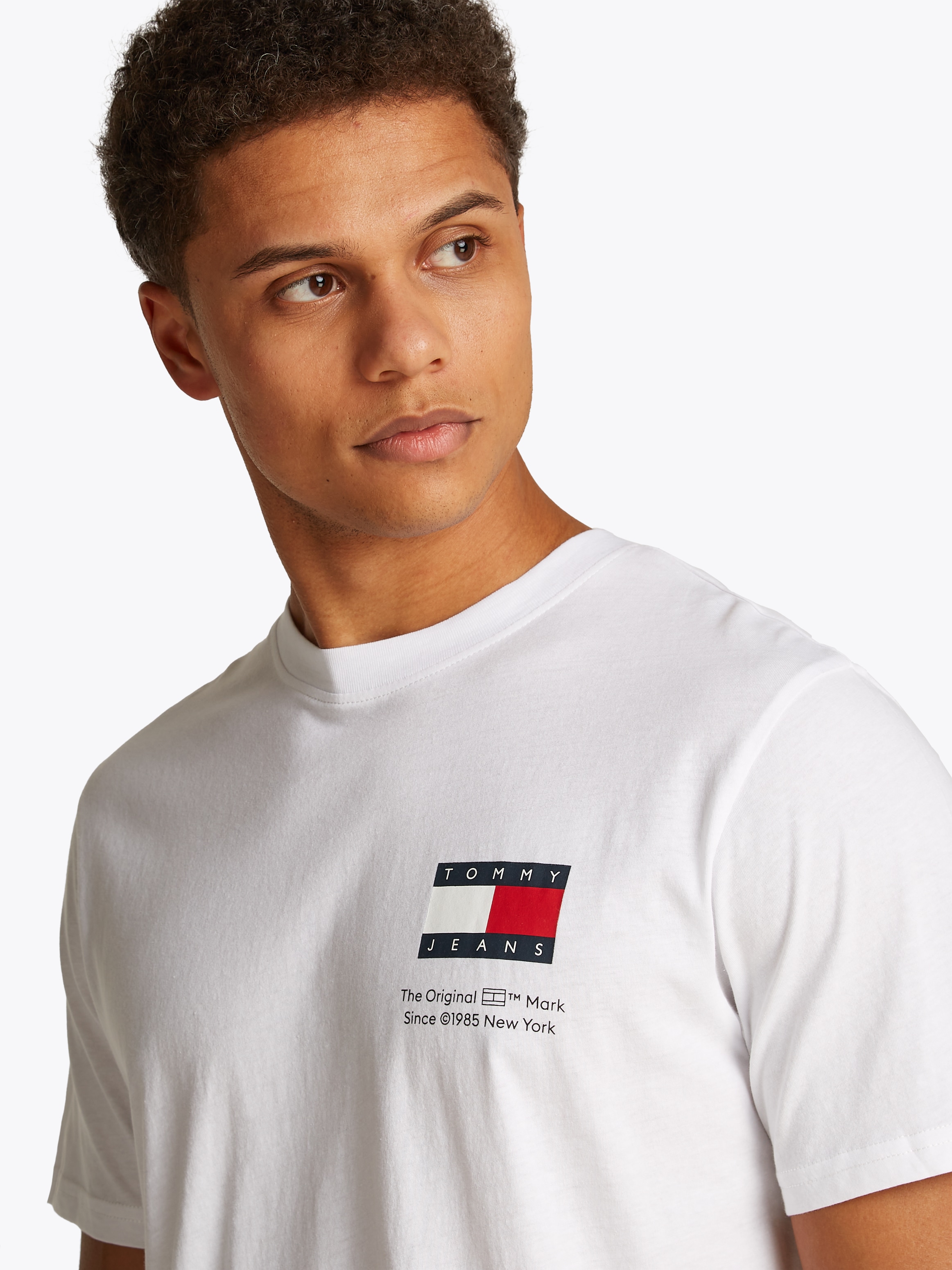 Tommy Jeans T-Shirt »TJM SLIM 2PACK S/S FLAG DNA TEE«, (Packung, 2er), mit großem Logodruck auf der Brust