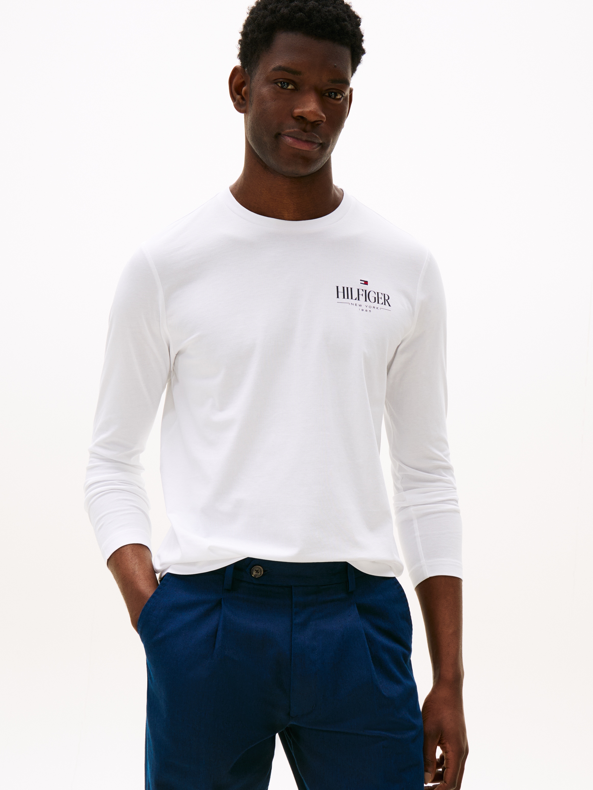 Tommy Hilfiger Longsleeve »HILFIGER STACK LS TEE« Kontrastfarbener Print auf der Brust