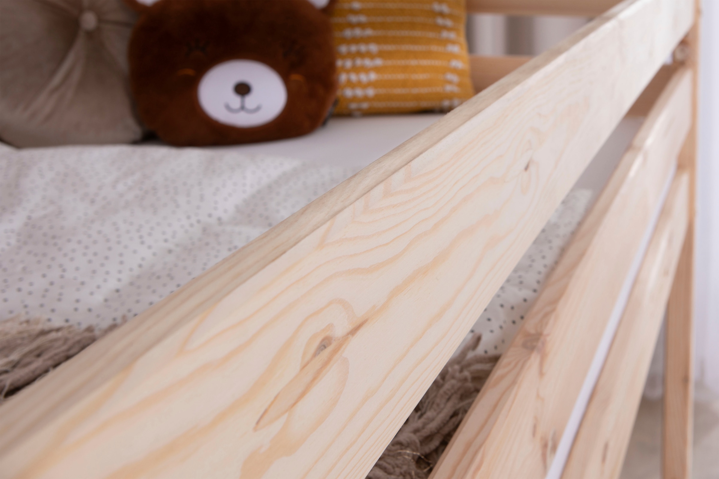 Ticaa Hochbett »Malte, FSC®-zertifizierte Kiefer, Deal für begrenzte Zeit!«, (90x200cm Liegefläche, Höhe 114cm), mit Rollrost