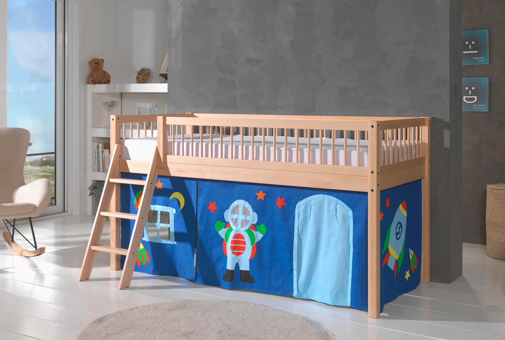 Vipack Spielbett »Forrest, Absturzschutz mit Sprossen-Optik, Pfostenstärken ca. 50x50mm« Buche natur lackiert, stabil und hochwertig gebaut, inkl. Lattenrost,  90/200 cm, Spielbereich unter dem Bett, 2 Textil-Set´s zur Wahl