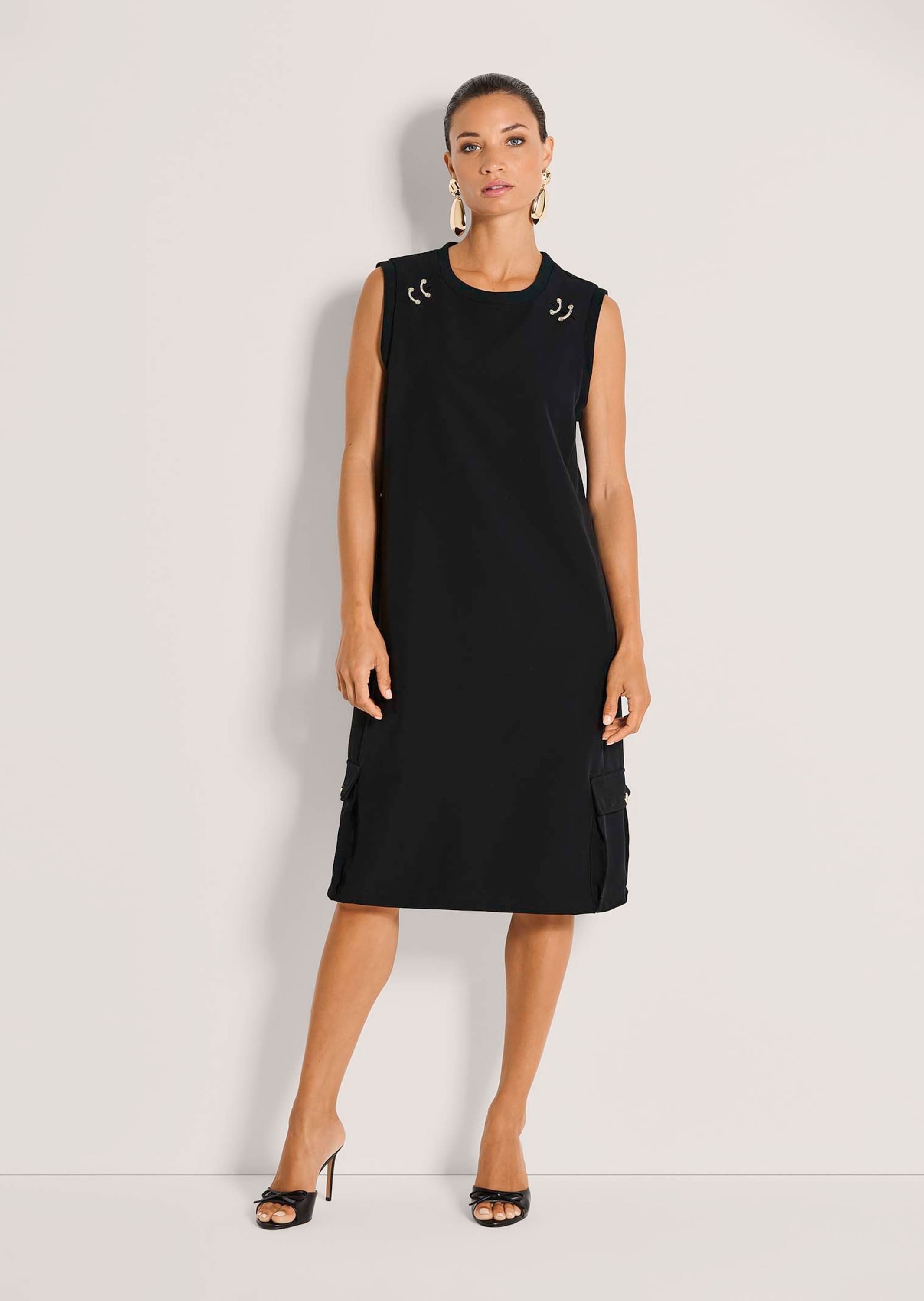 MADELEINE Sommerkleid »Jerseykleid Midikleid mit Schmuckelementen« Kleid mit eingefasstem Ripsband am Ausschnitt, mit Dekorativen Schmuckelementen im Vorderteil