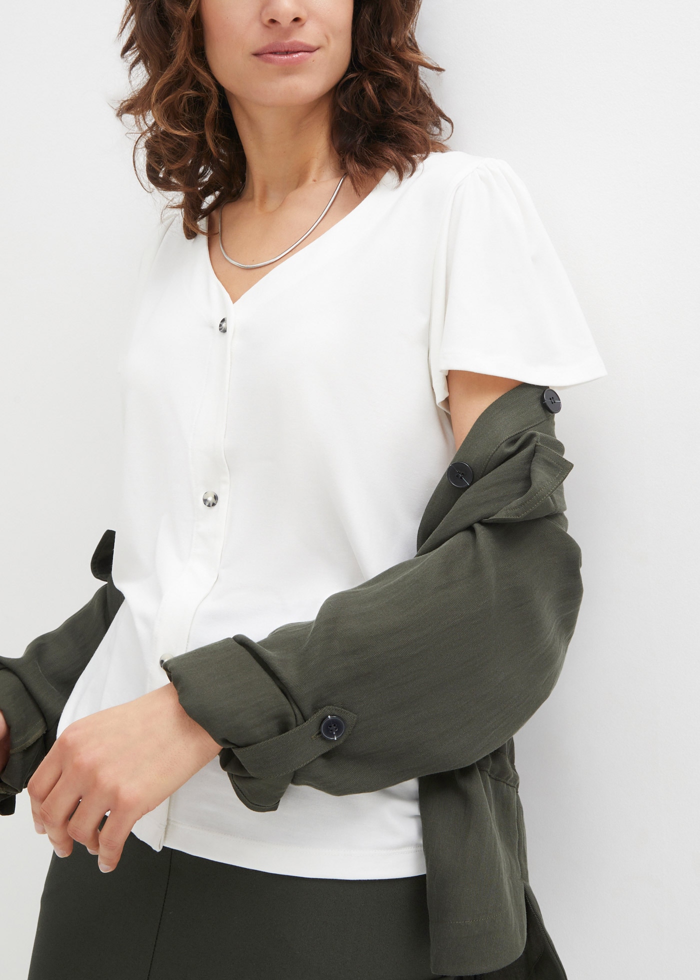 bonprix T-Shirt »Shirt mit Knopfleiste« bequeme Passform, Kurzarm-Design, mit Knopfleiste