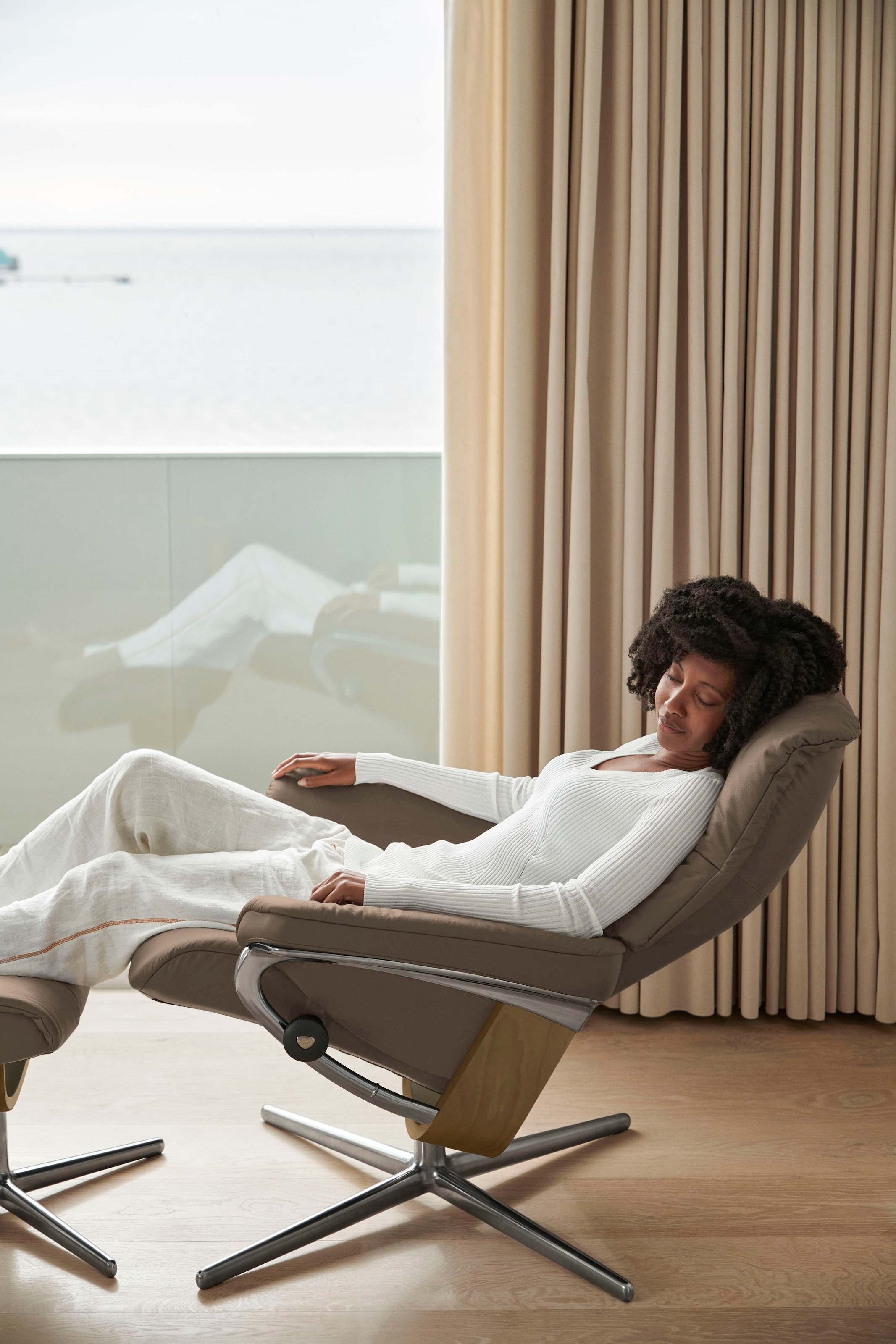 Stressless® Relaxsessel »Mayfair«, (Set, Relaxsessel mit Hocker), mit Hocker, mit Cross Base, Größe S, M & L, Holzakzent Eiche