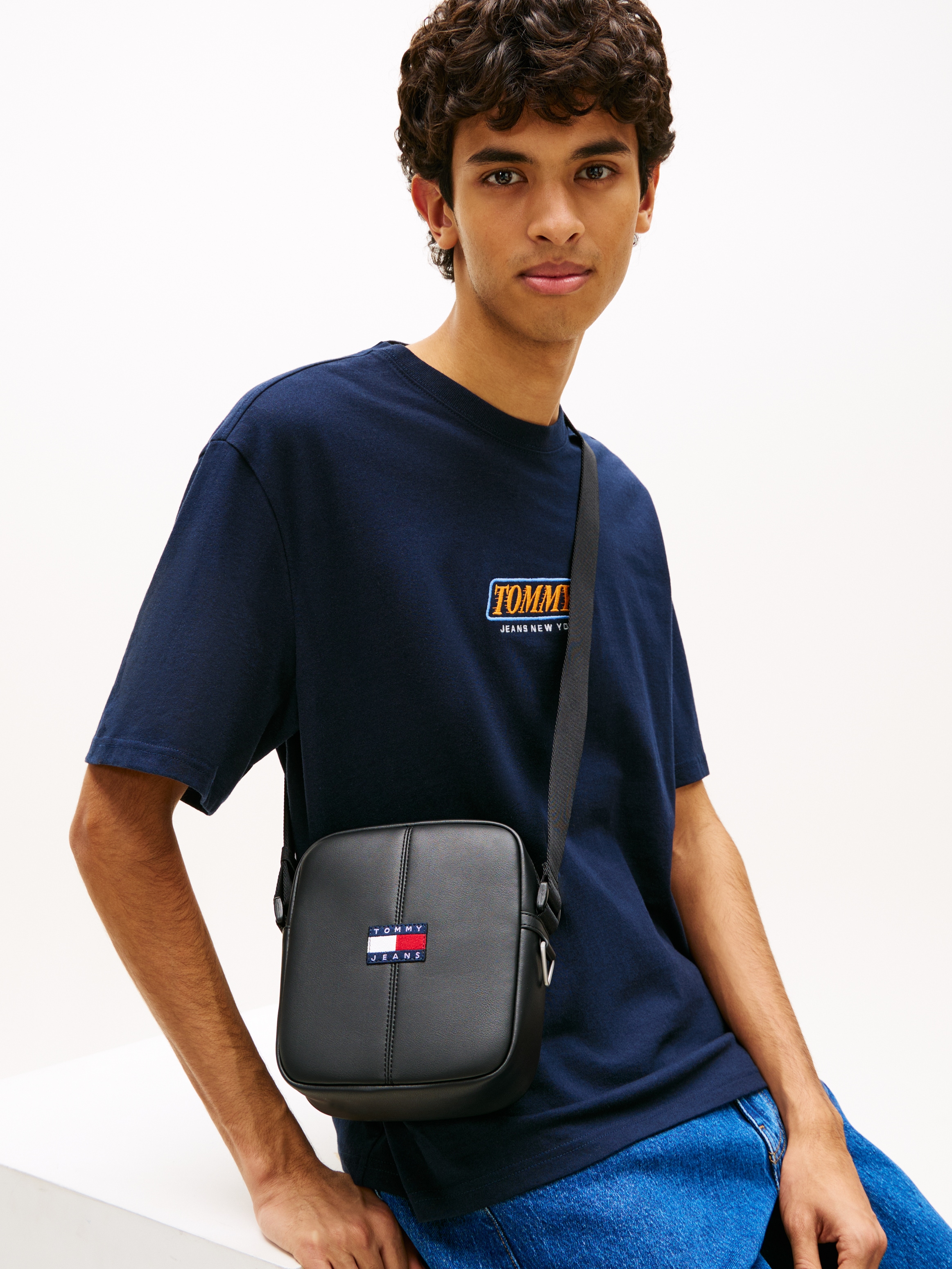 Tommy Jeans Umhängetasche »TJM ESS DAILY PU REPORTER« Unisex Schultertasche mit Ziernähten und Logo-Aufnäher