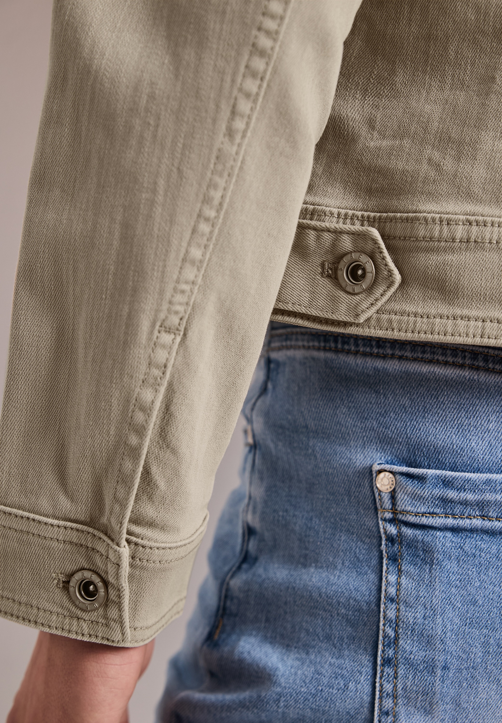 STREET ONE Jeansjacke ohne Kapuze im Colored-Denim-Look mit Taschen