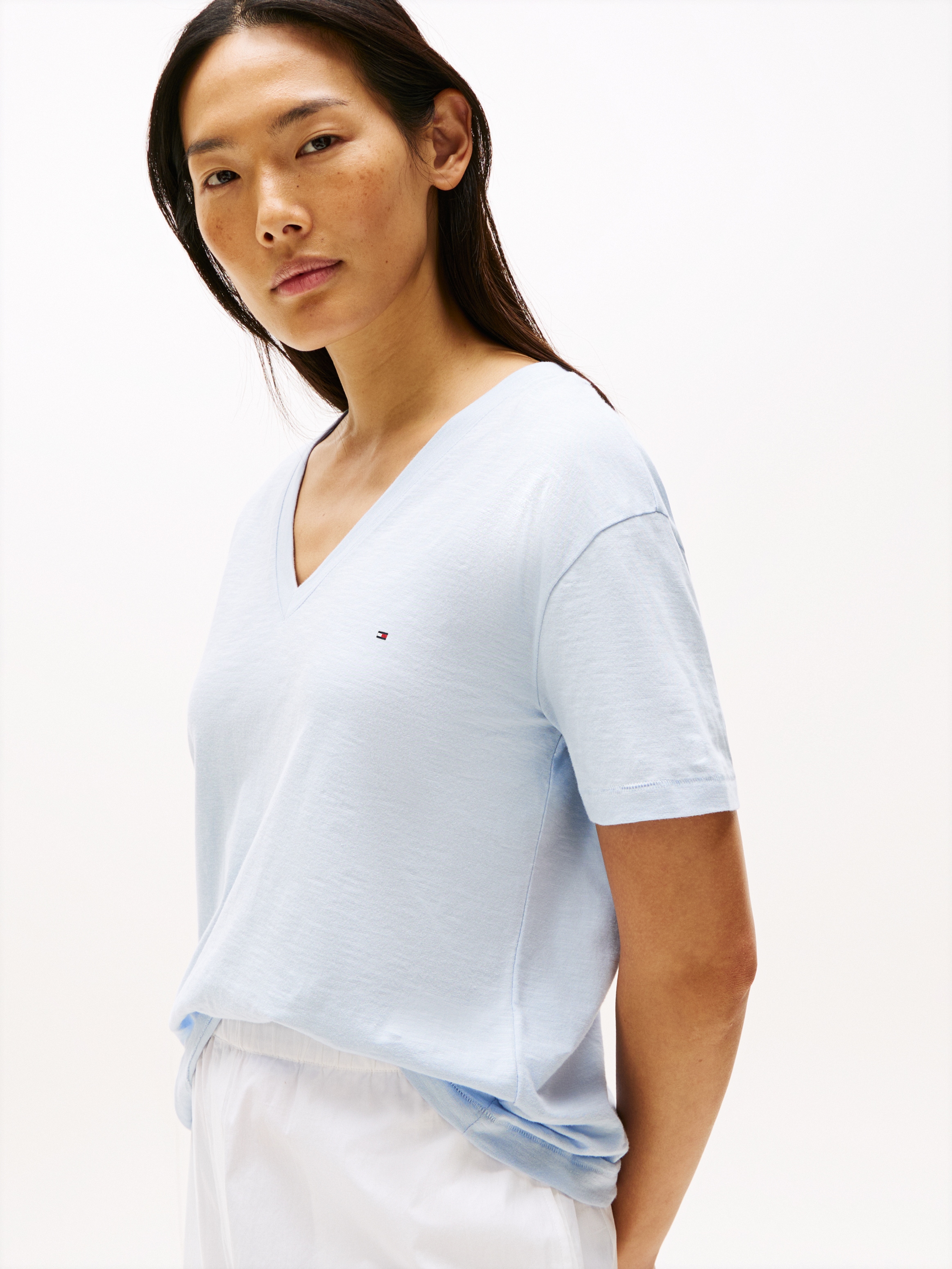 Tommy Hilfiger T-Shirt »SLUB CROP V-NK SS«, mit offener Kante, mit Logostickerei