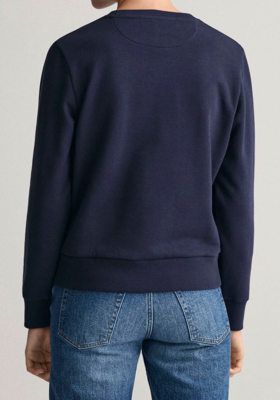 Gant Sweatshirt »REG TONAL C-NECK Archive glänzendem mit SWEAT«, der SHIELD bei Brust ♕ auf Shield-Emblem