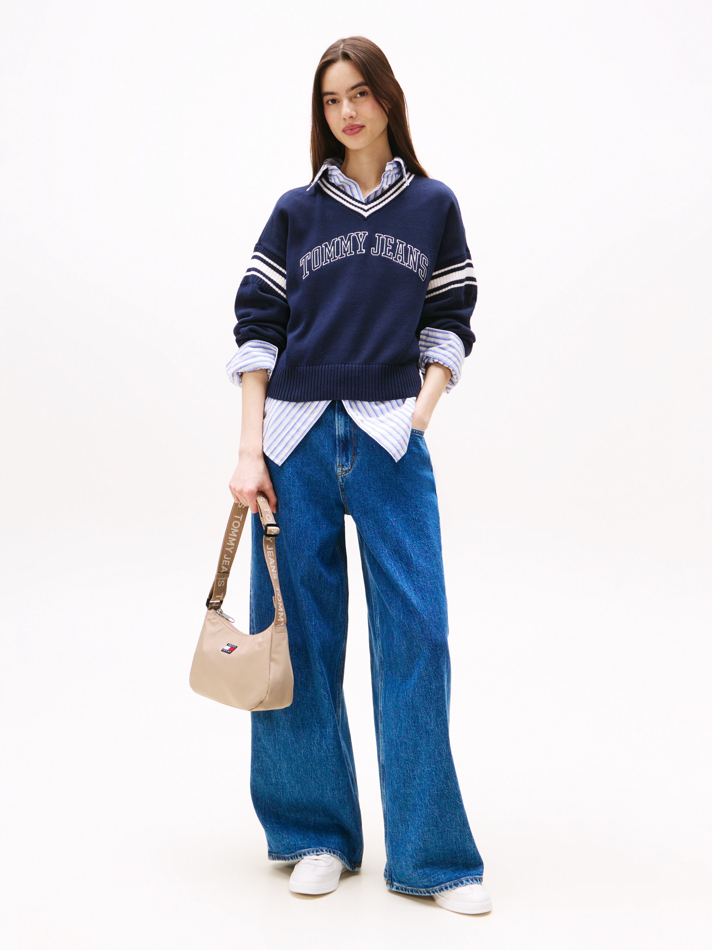 Tommy Jeans Schultertasche »TJW ESS DAILY SHOULDER BAG«, Damen Tragetasche mit logobedrucktem Riemen
