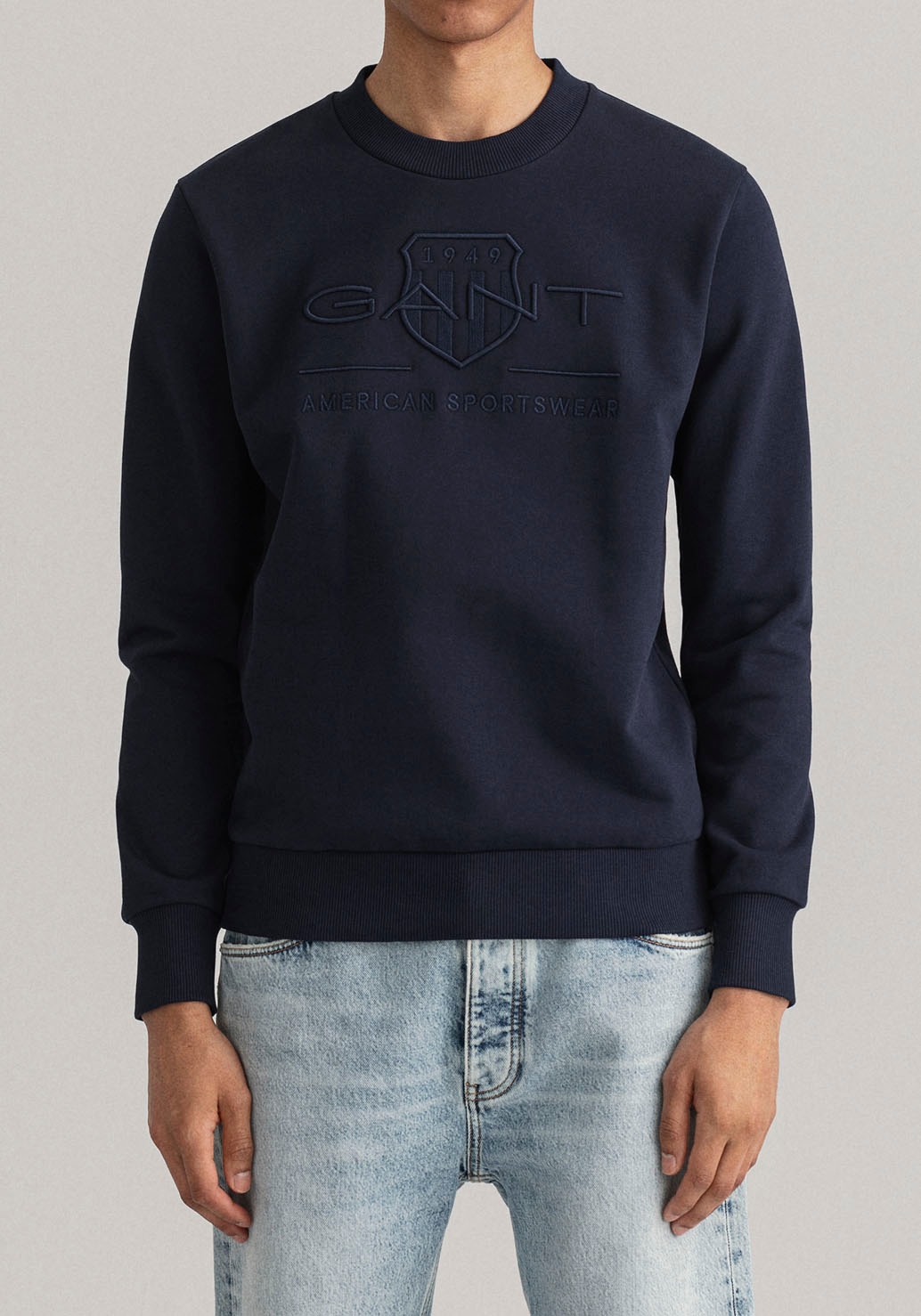 Sweatshirt »D1. TONAL ARCHIVE SHIELD C-NECK«, mit Logostickerei auf der Brust