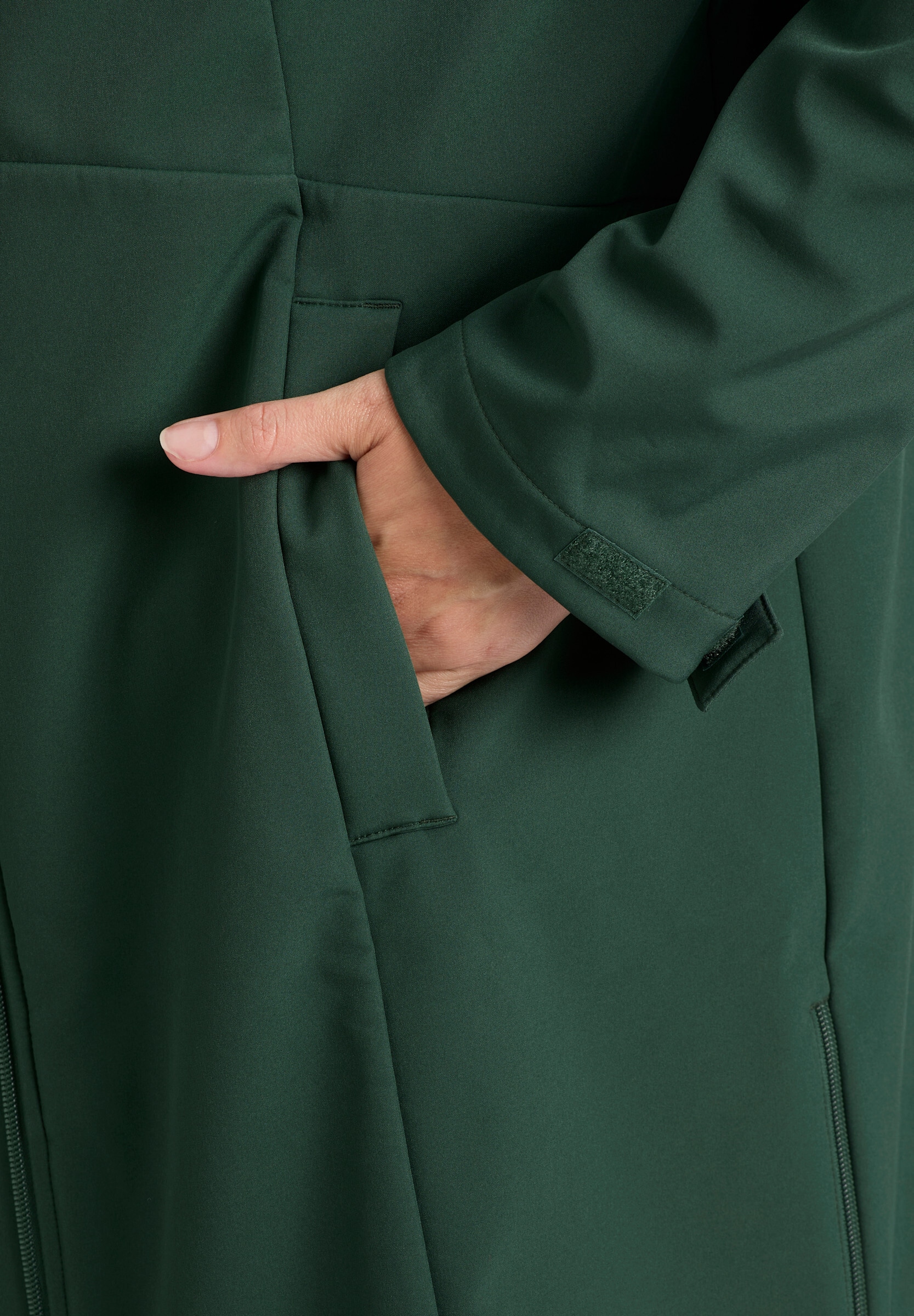 Sheego Softshelljacke »Softshell-Jacke Softshelljacke mit regulierbaren Seitenschlitzen« mit Kapuze