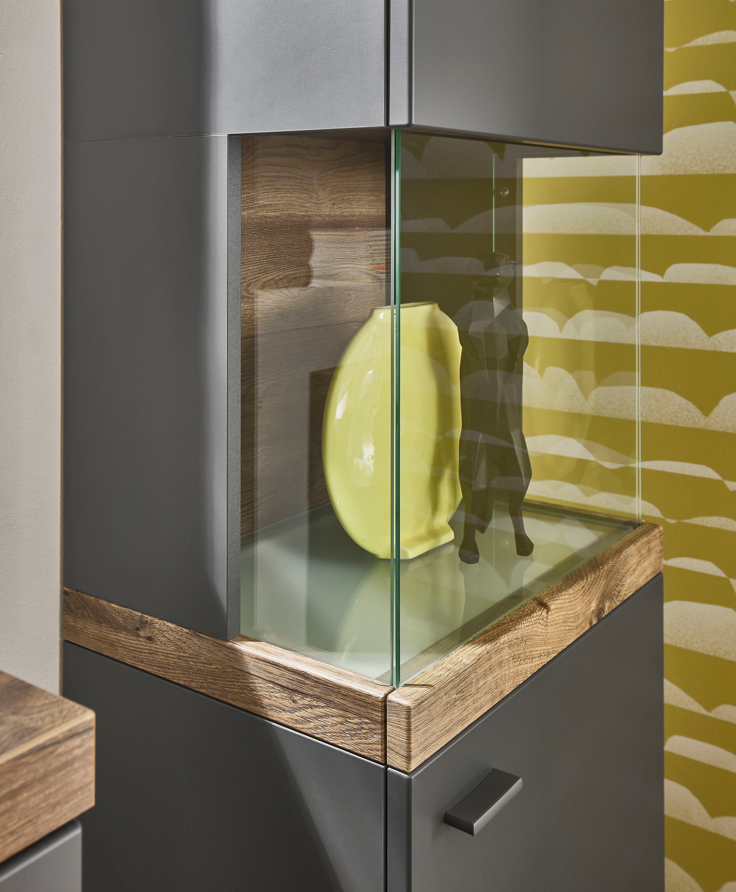 set one by Musterring Glasvitrine »Lancaster« Farben weiß oder grau mit Eicheabsetzung, mit LED-Beleuchtung