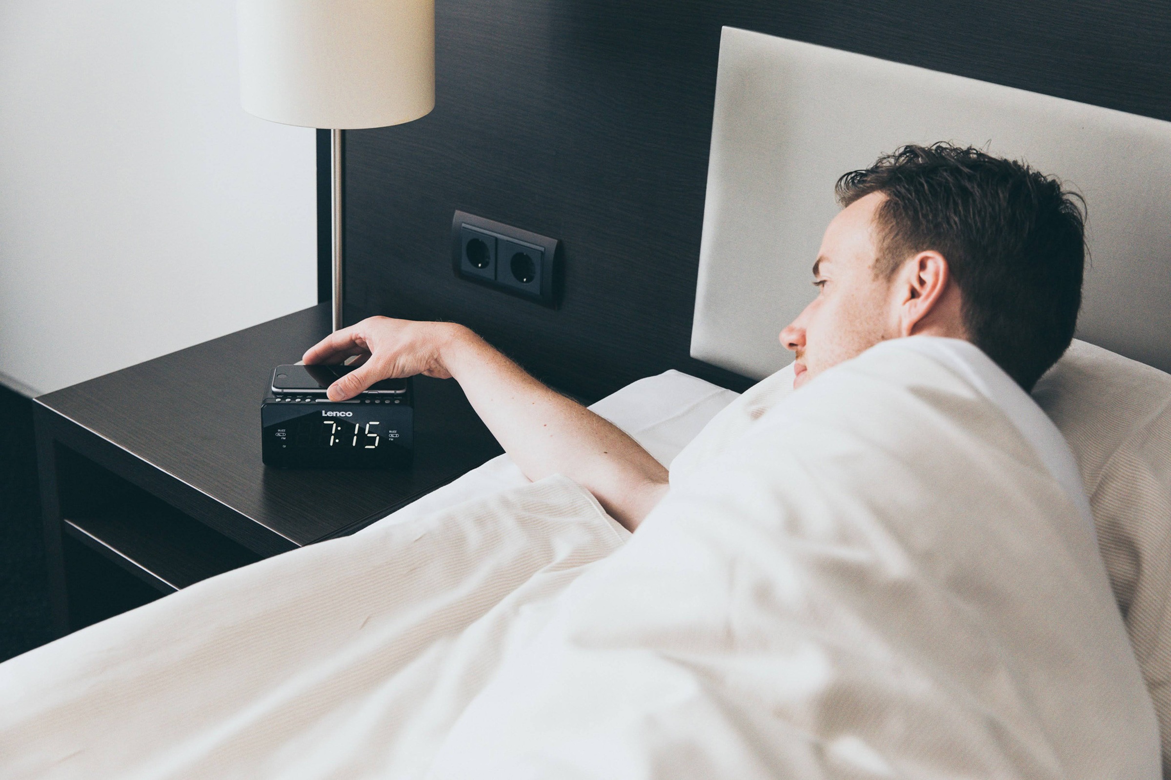 Lenco Uhrenradio »CR-550« ( FM-Tuner ) DAB+/FM‑Radiowecker, Bluetooth, kabelloses Ladepad für Smartphone