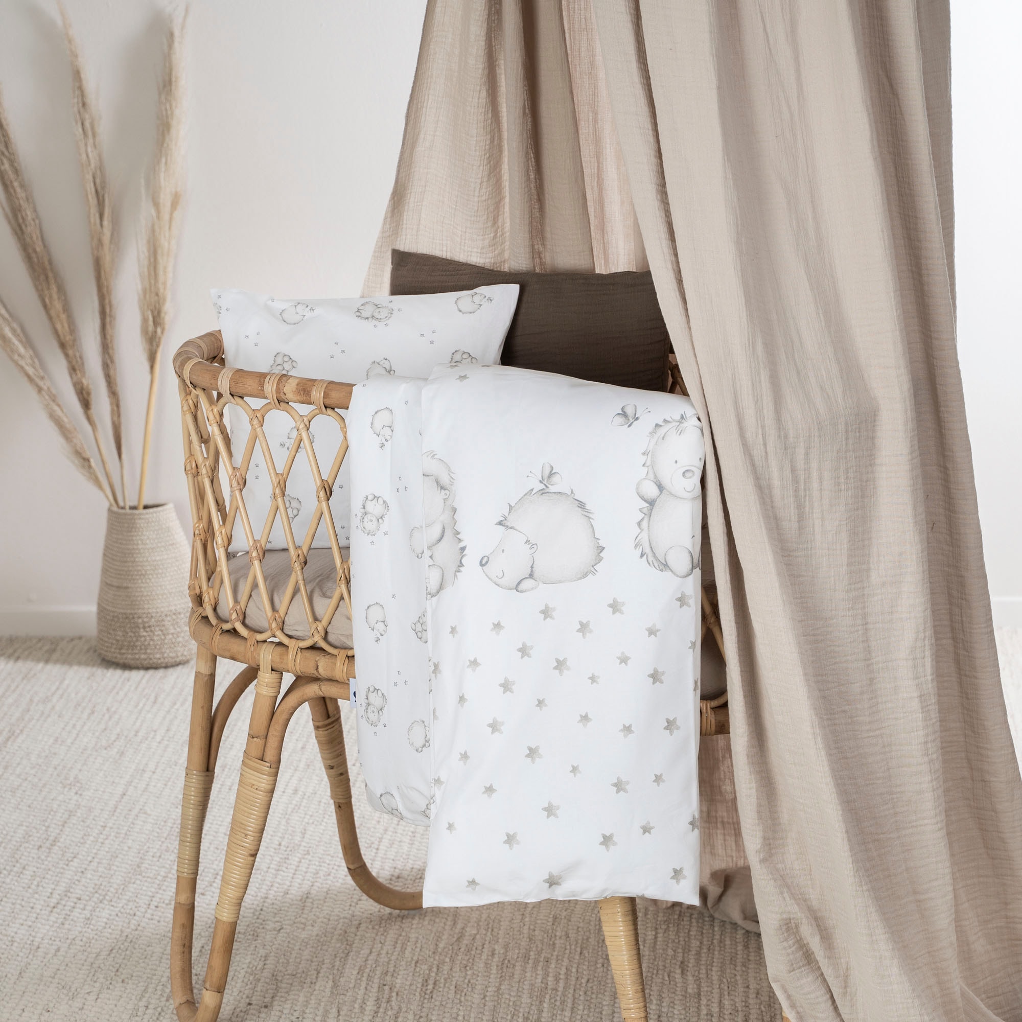 Julius Zöllner Kinderbettwäsche »Igelchen, in 100x135cm passt in Babybetten von 70x140cm und 60x120cm«, mit kleinem Igel, 80x80 cm für Wiegen, Stubenwagen und Kinderwagen