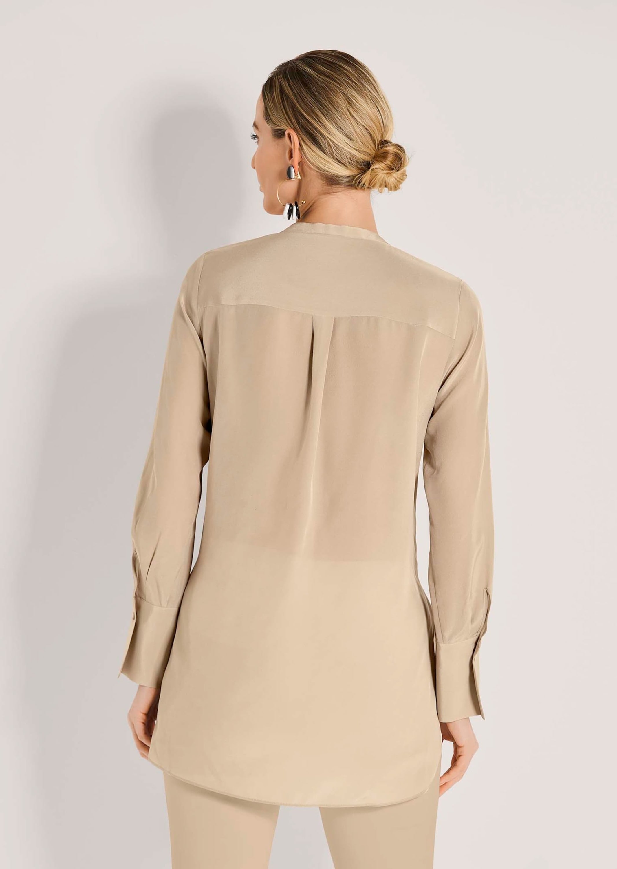 MADELEINE Hemdbluse »Bluse Lange Seidenbluse in kragenloser Form«