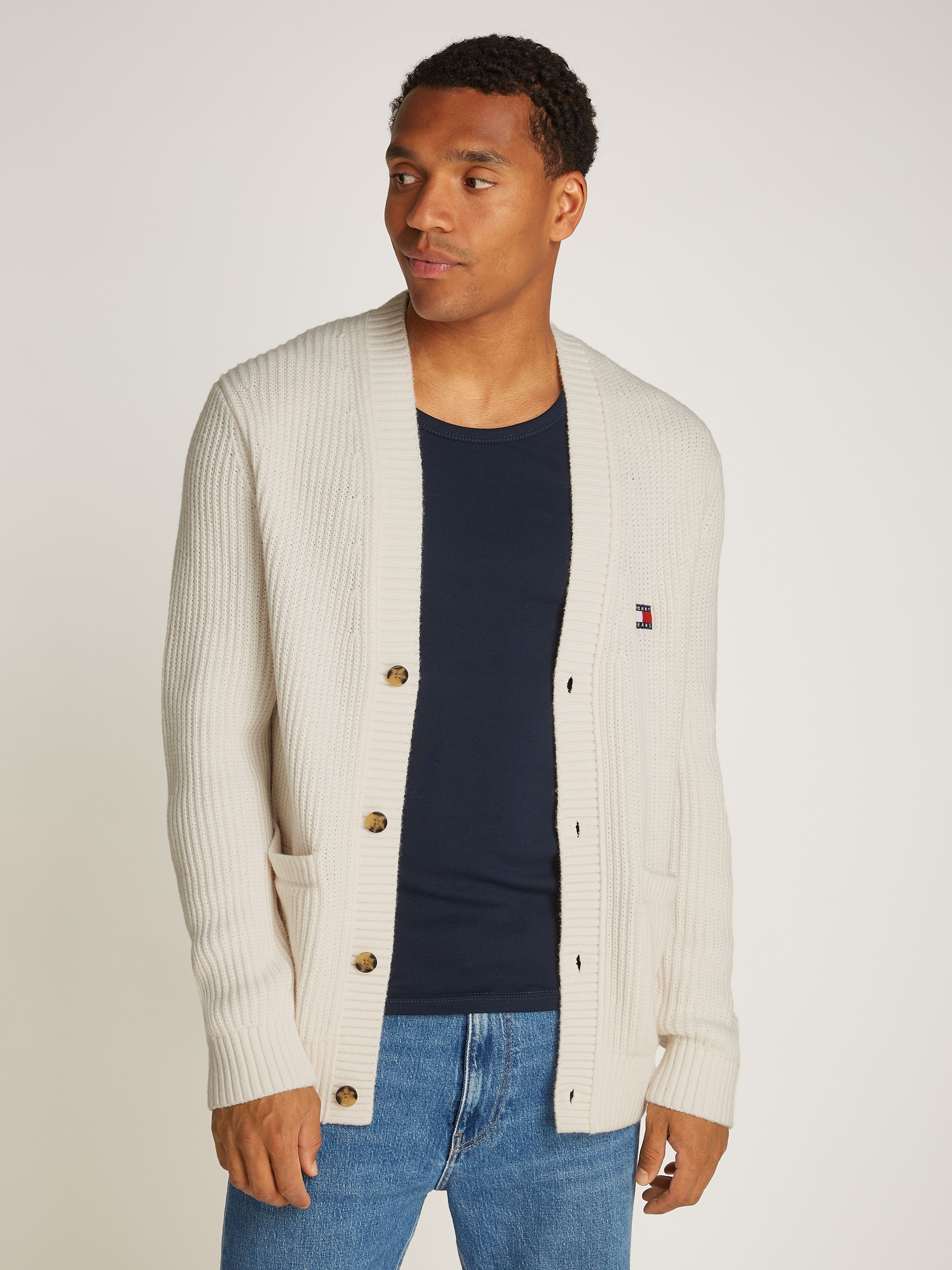 TOMMY JEANS Cardigan »TJM REG JERSEY STITCH CARDI«, mit Logostickerei