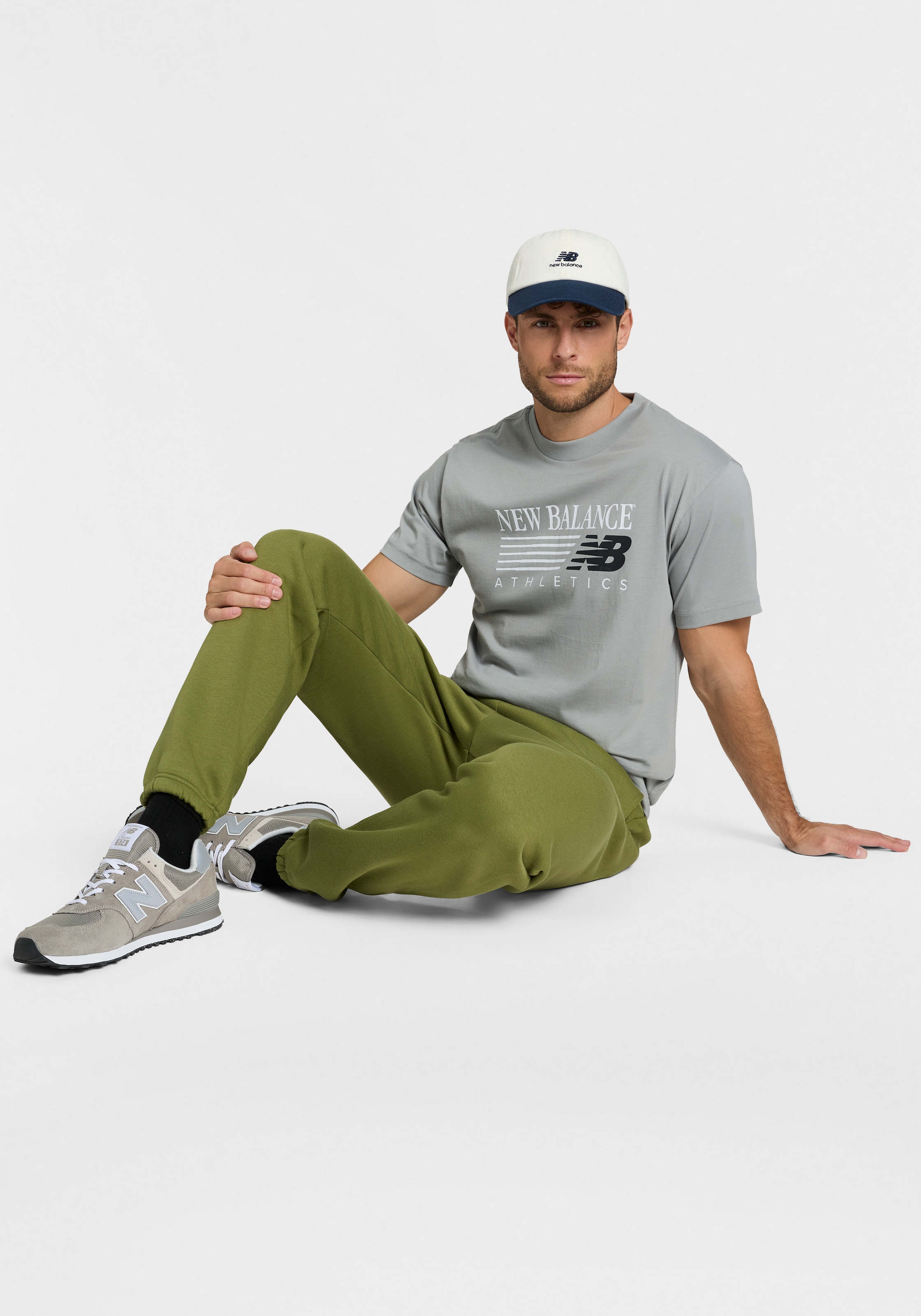 New Balance T-Shirt »REIMAGINED  GRAPHIC T-SHIRT« sportlicher Stil, aus Baumwolle, T-Shirt-Schnitt