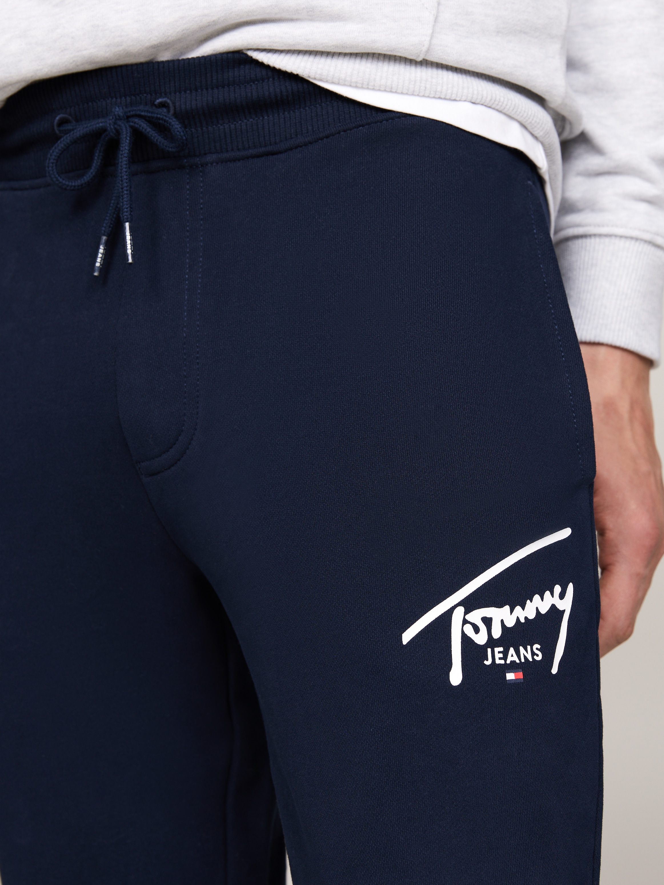 Jogginghose »TJM SLIM ENTRY GRAPHIC SWEATPANT«, mit Logoschriftzug