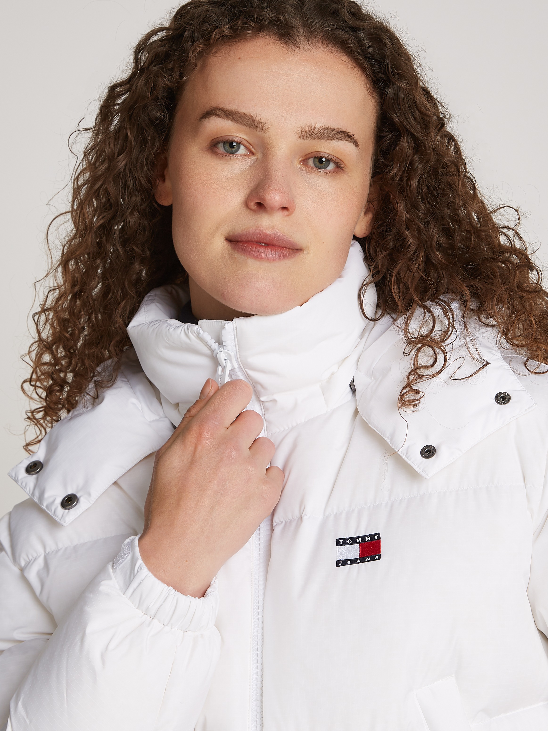 Tommy Jeans Steppjacke »TJW CRP ALASKA PUFFER«, mit Kapuze, mit Logostickereien