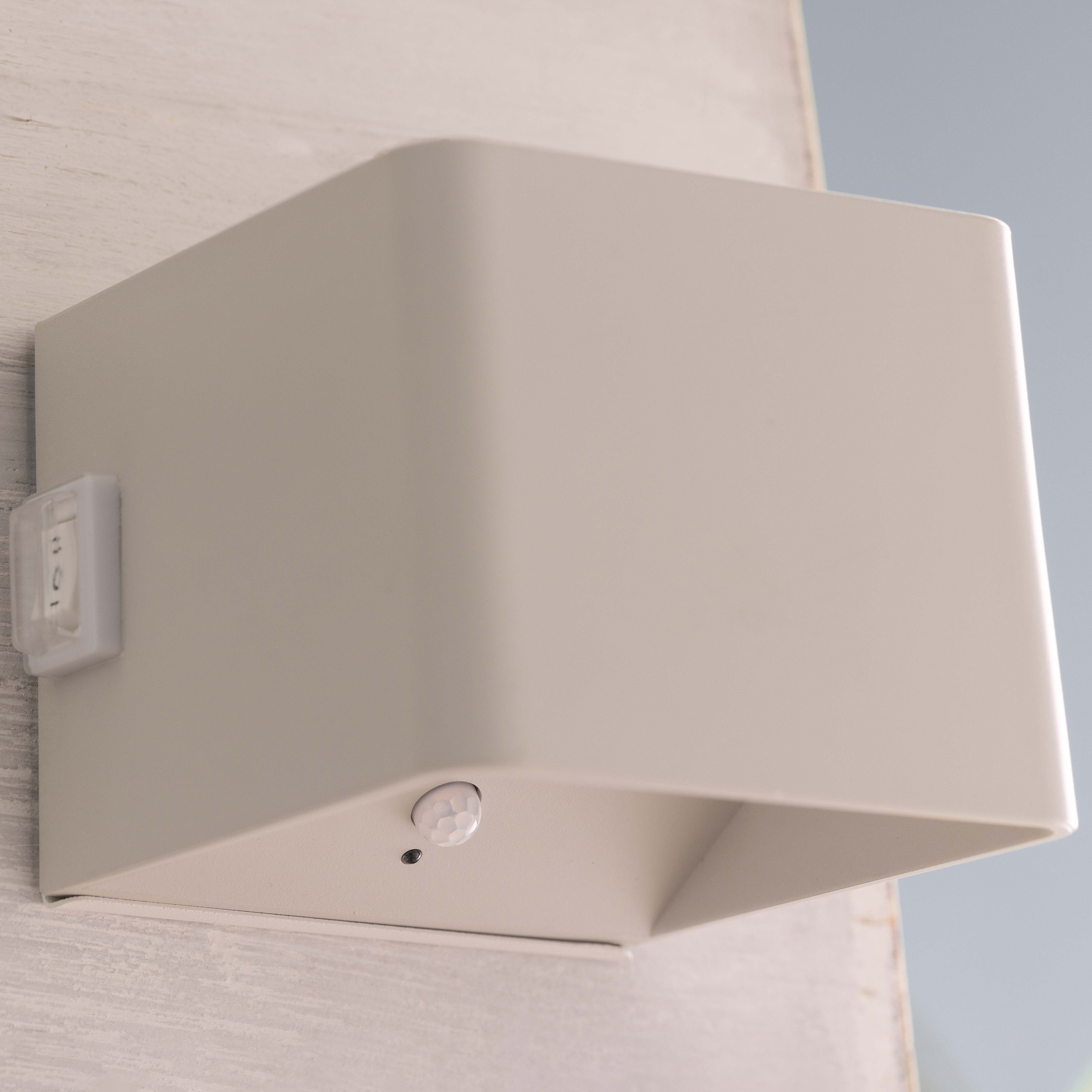 Brilliant Außen-Wandleuchte »Iseo - portable Akkuleuchte inkl. Magnetplatte« LED-Modul 1 Stk. Warmweiß Akku, 300 lm, 3000 K, USB, schwarz, mobile Außenlampe, Wandlampe