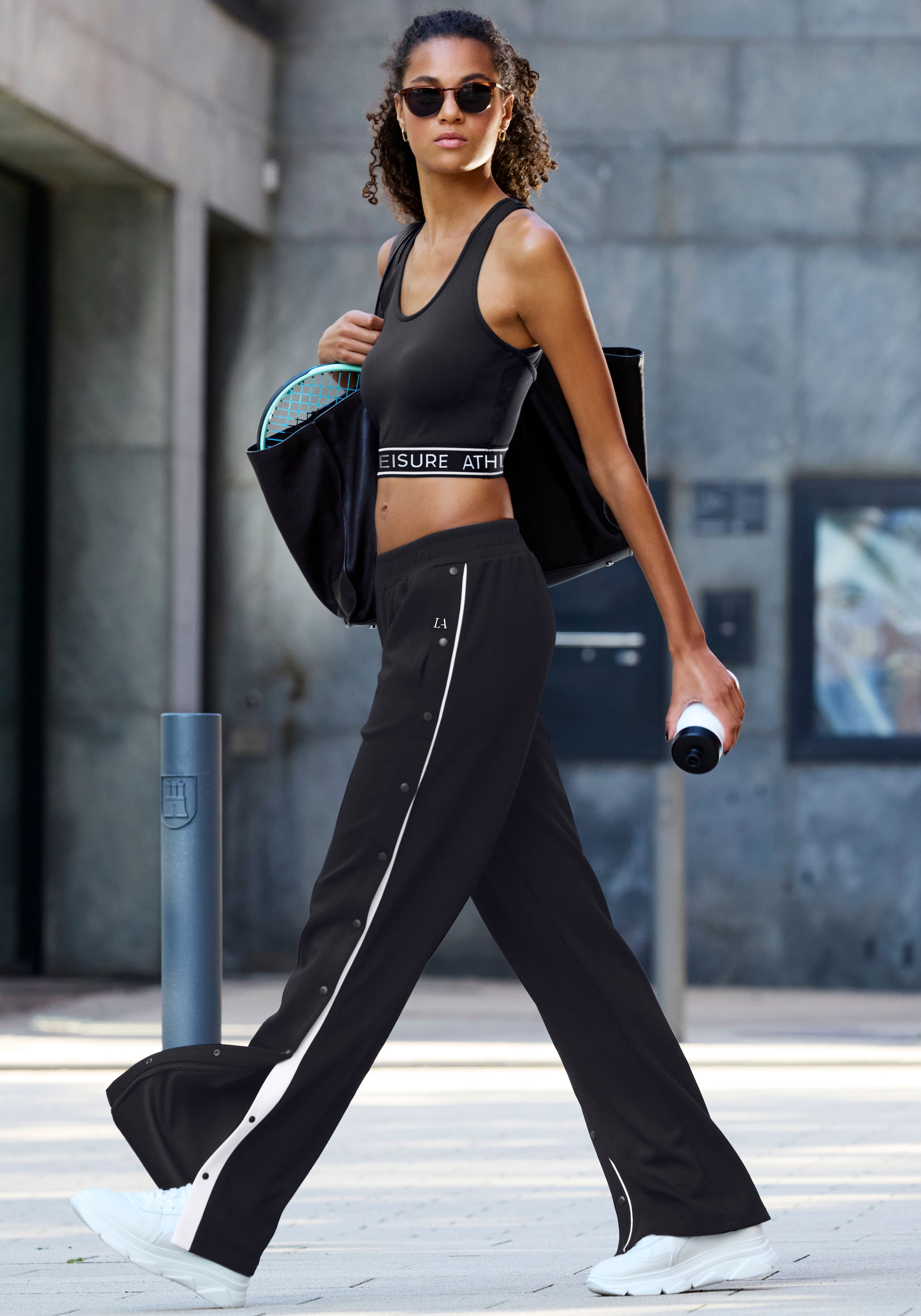 LASCANA ACTIVE Crop-Top »- Sporttop« mit modischem Cut Out Rücken und Mesh-Einsatz