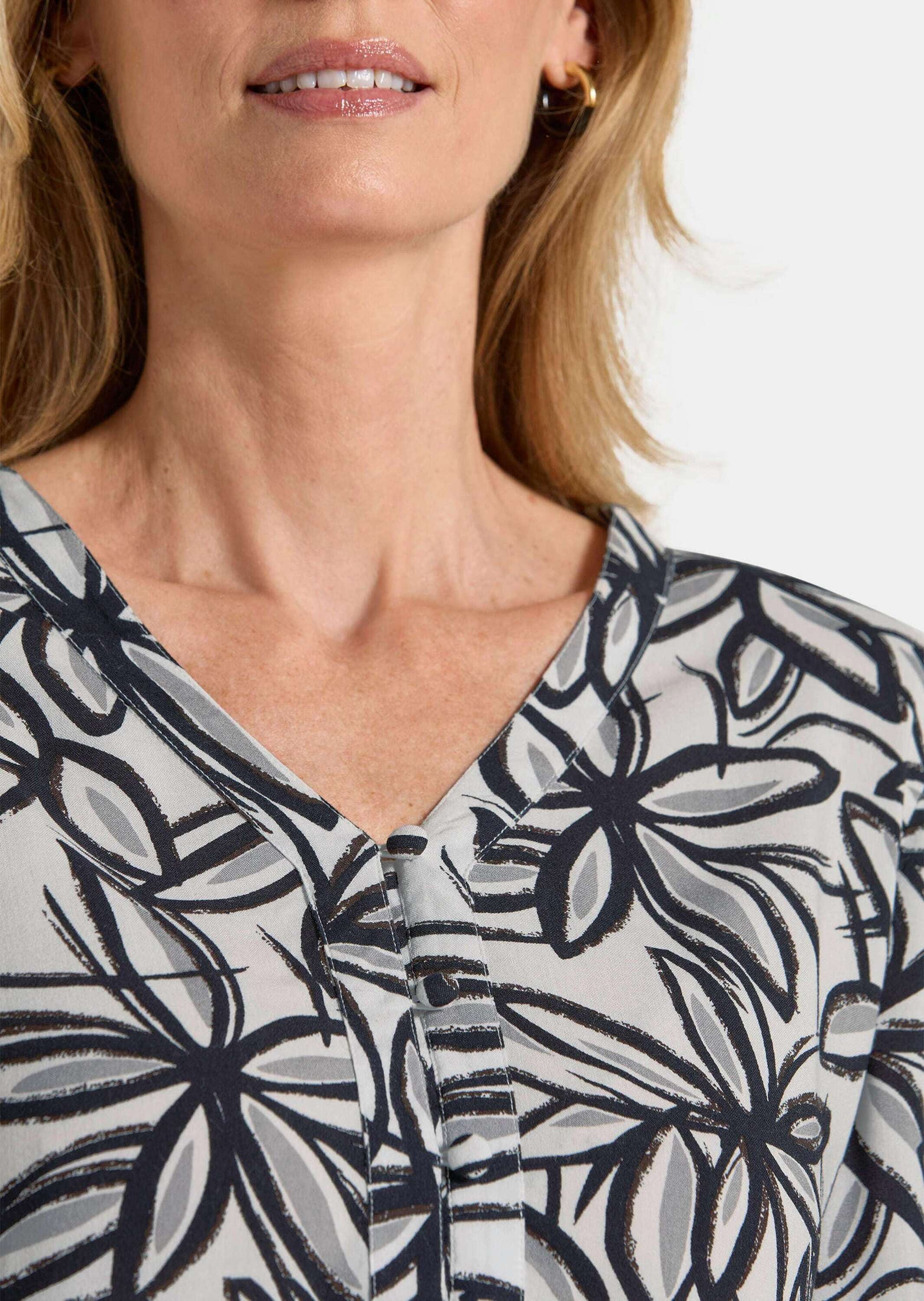 GOLDNER Druckkleid »Kurzgröße Viskose-Kleid mit V-Ausschnitt«