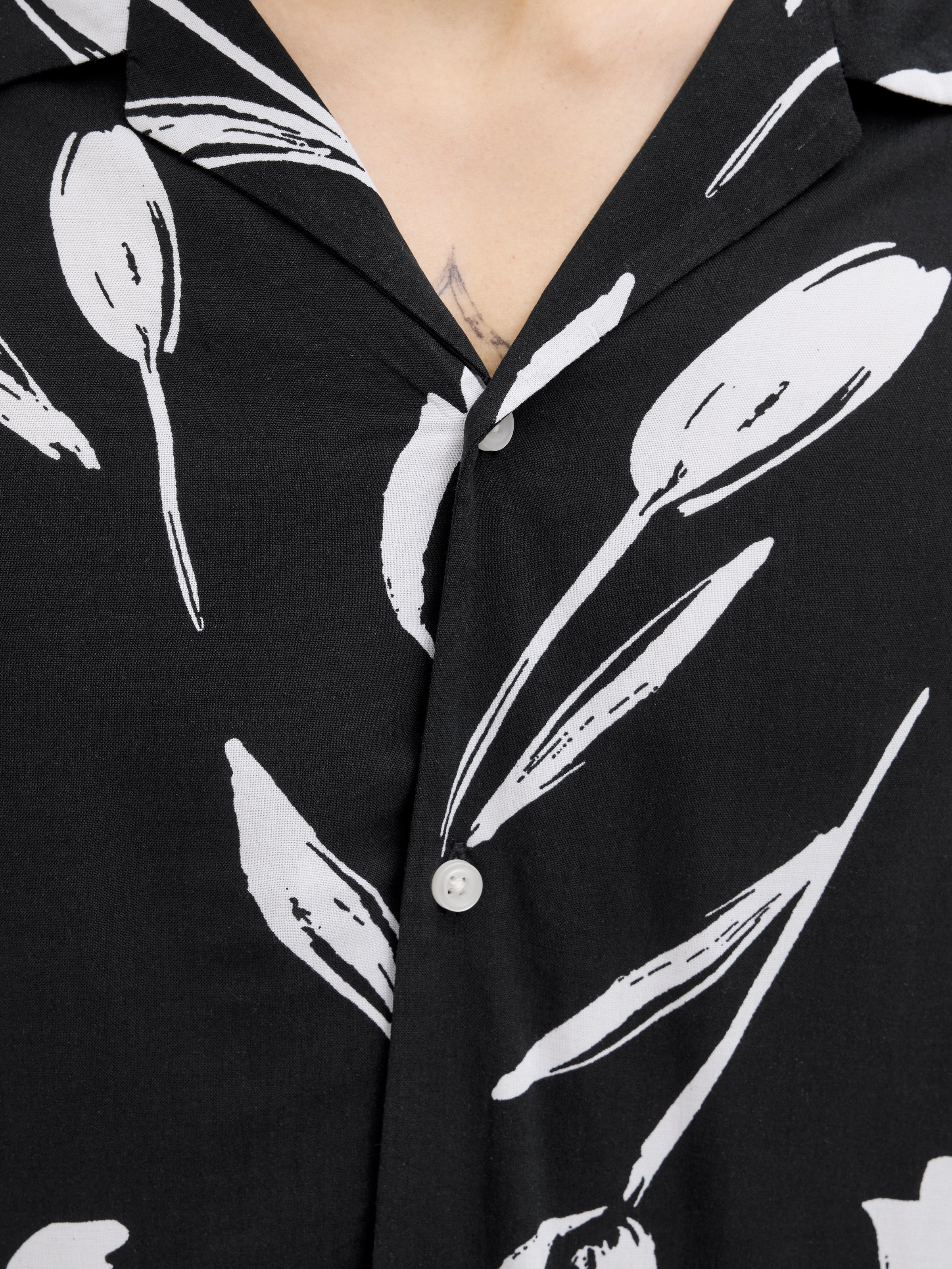 Jack & Jones Kurzarmhemd »JJEJEFF CHARGE RESORT SHIRT SS SN«, mit All-Over Print