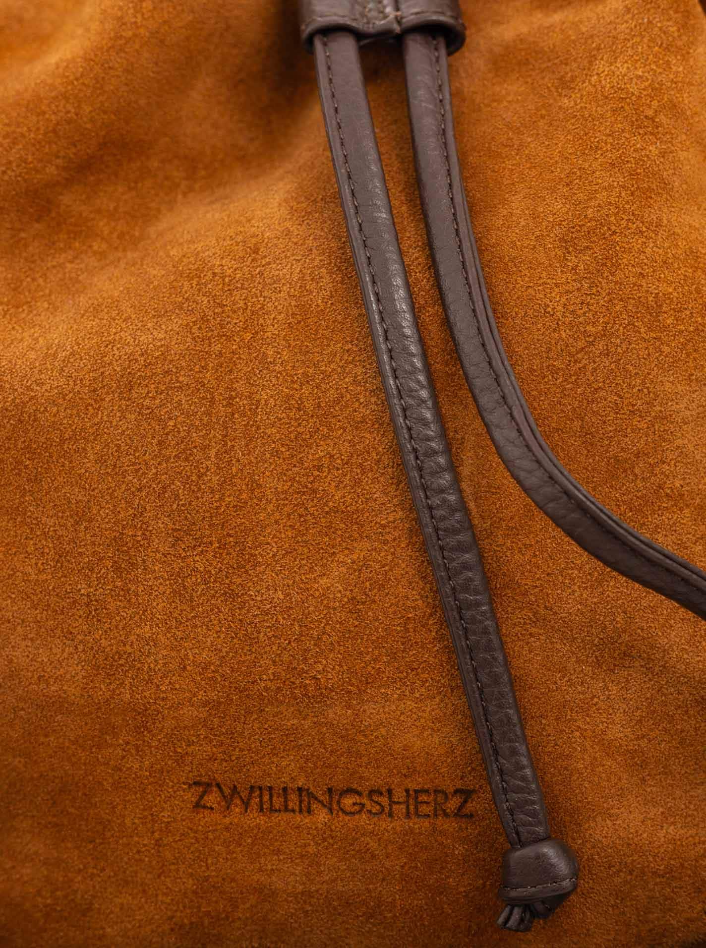 Zwillingsherz Beuteltasche »"Suede Drawstring Bag"« Beuteldesign, Kordelzug-Verschluss, softes Wildleder, Herz-Anhänger