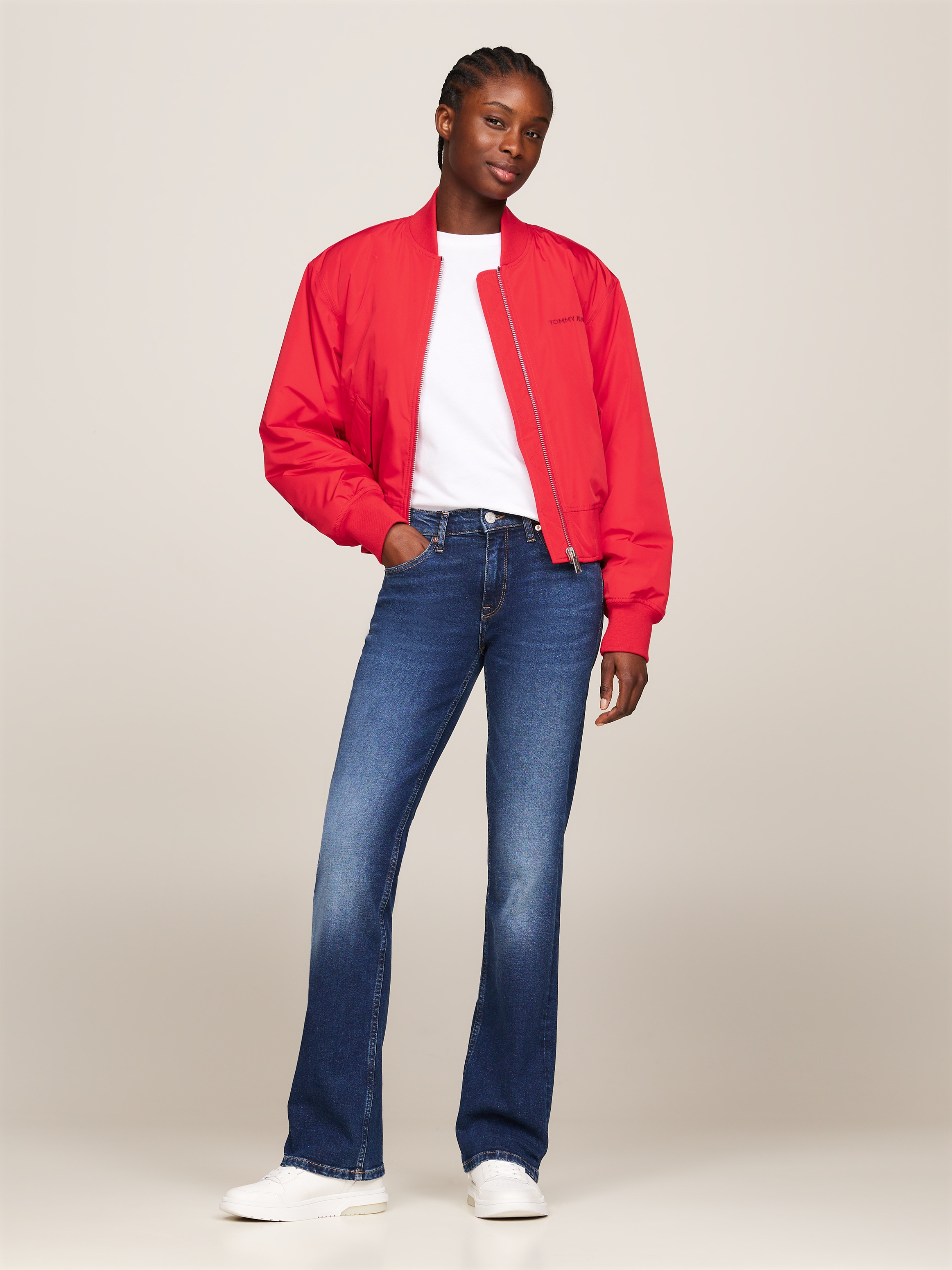 Tommy Jeans Bootcut-Jeans »MADDIE MD BC DH5161«, mit Logo-Badge und Stickereien