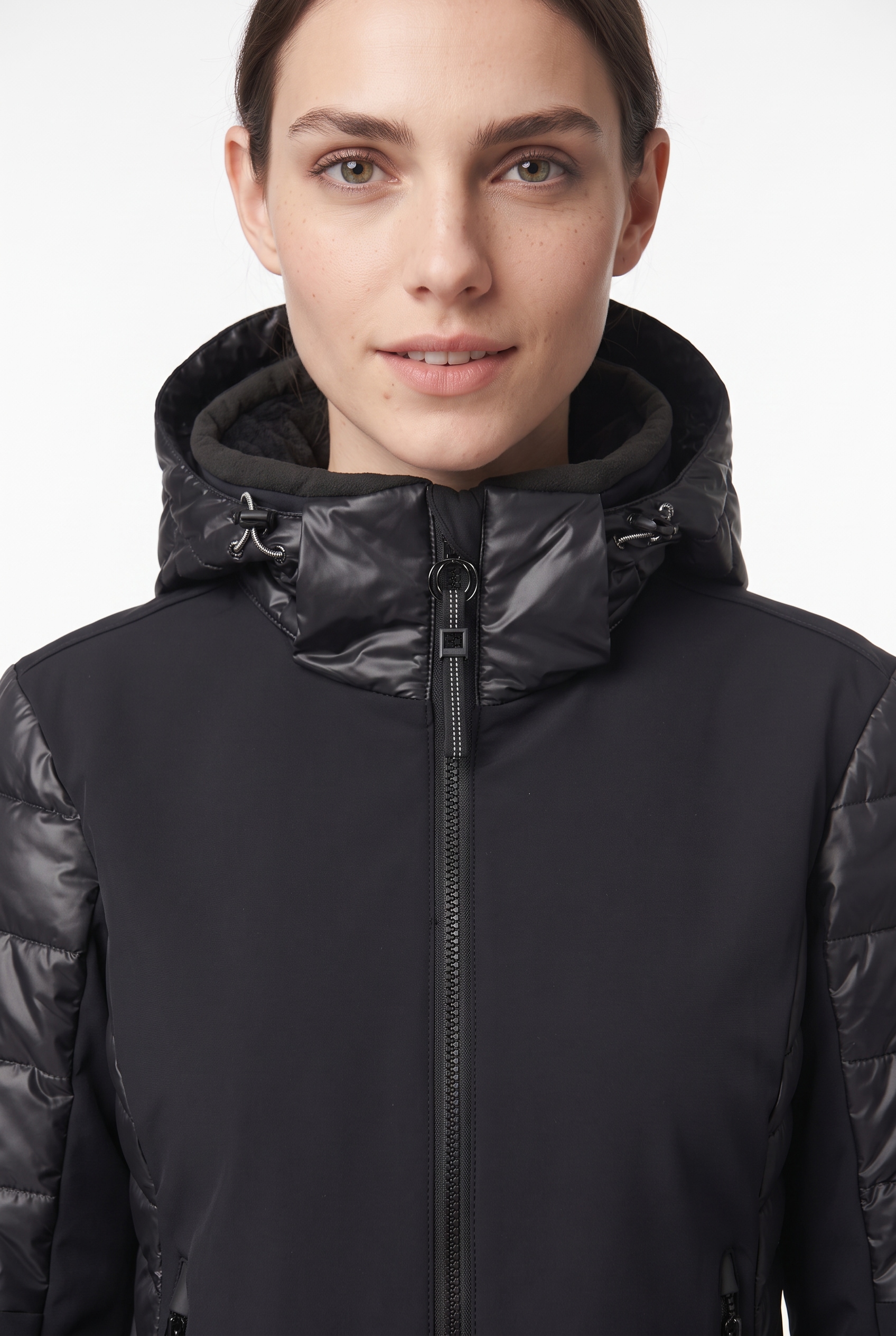 Luhta Softshelljacke »D SOFTSHELLJACKE KIERINKI« mit Kapuze mit Reißverschlusstaschen, wärmend, atmungsaktiv, windabweisend