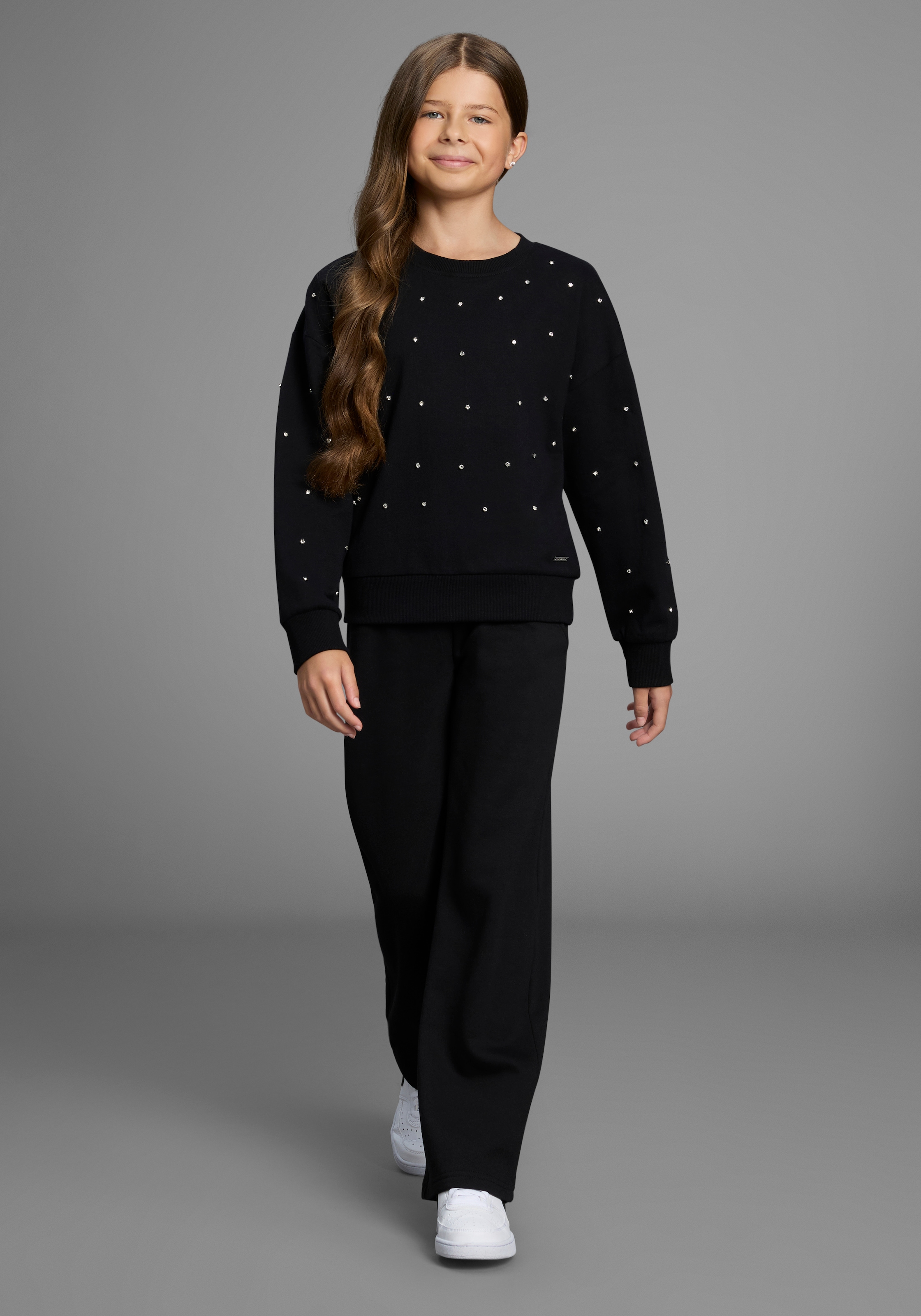 Bruno Banani Sweatshirt »Kurzgeschnittenes Sweatshirt mit Strass-Steinen«, Für TEENS. Trendiges Shirt mit Strass-Steinen
