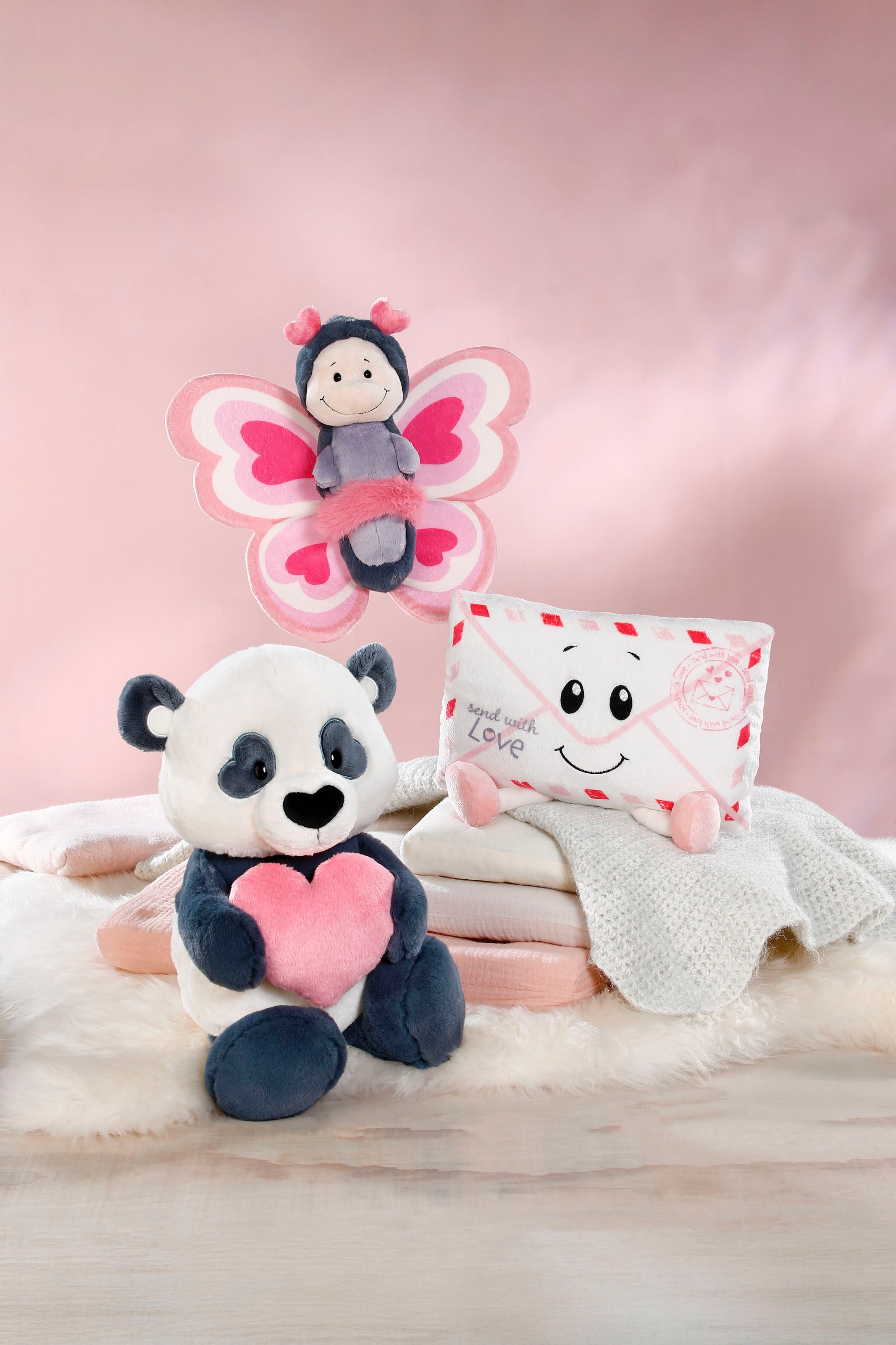 Nici Kuscheltier »Love , Panda mit Herz, 25 cm schlenkernd« enthält recyceltes Material