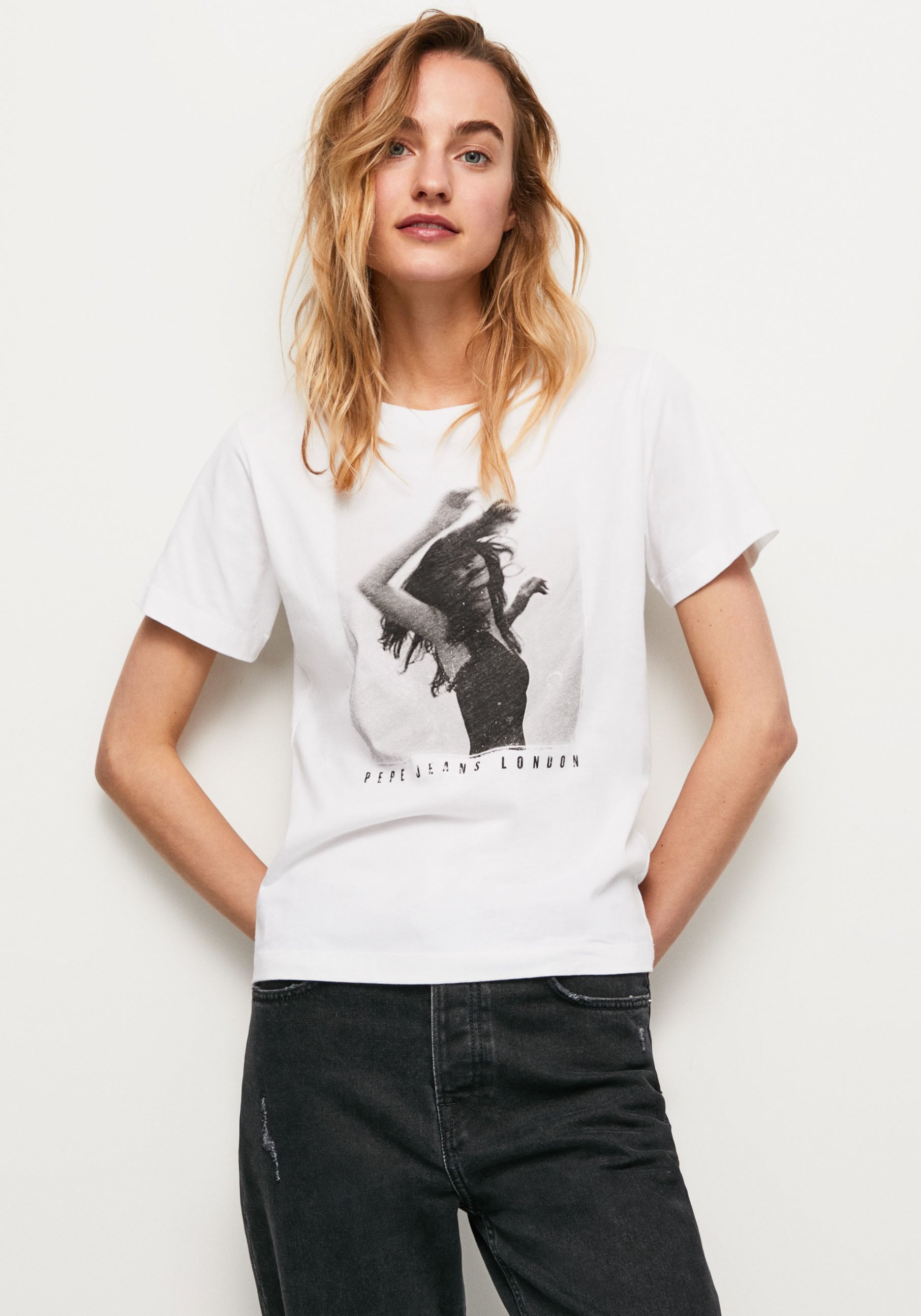 Pepe Jeans T-Shirt »SONYA«, in markentypischem und Passform | mit figurbetonter kaufen Frontprint tollem UNIVERSAL