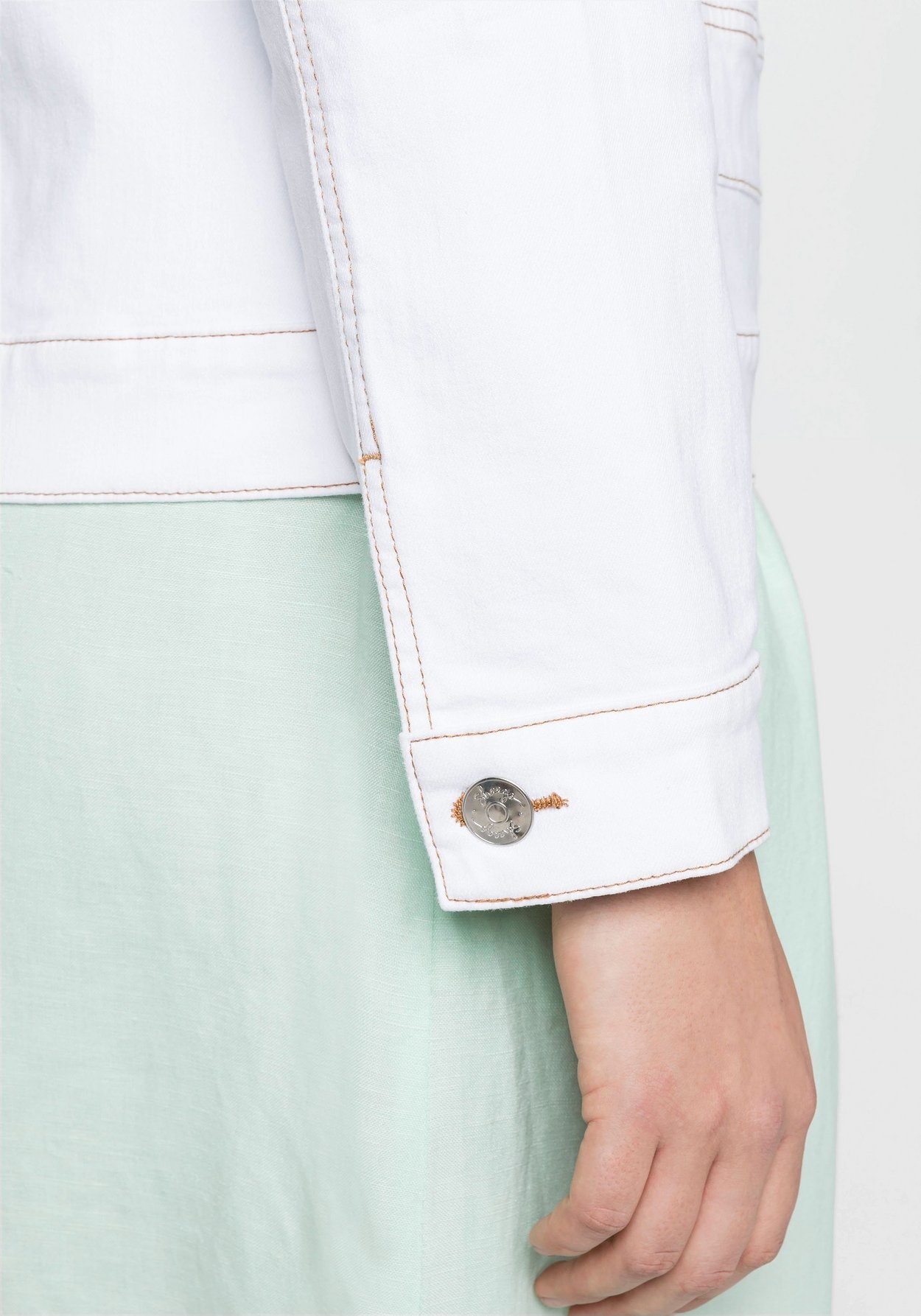 Sheego Jeansjacke »Jeansjacke mit kontrastfarbenen Nähten«, mit kontrastfarbenen Nähten